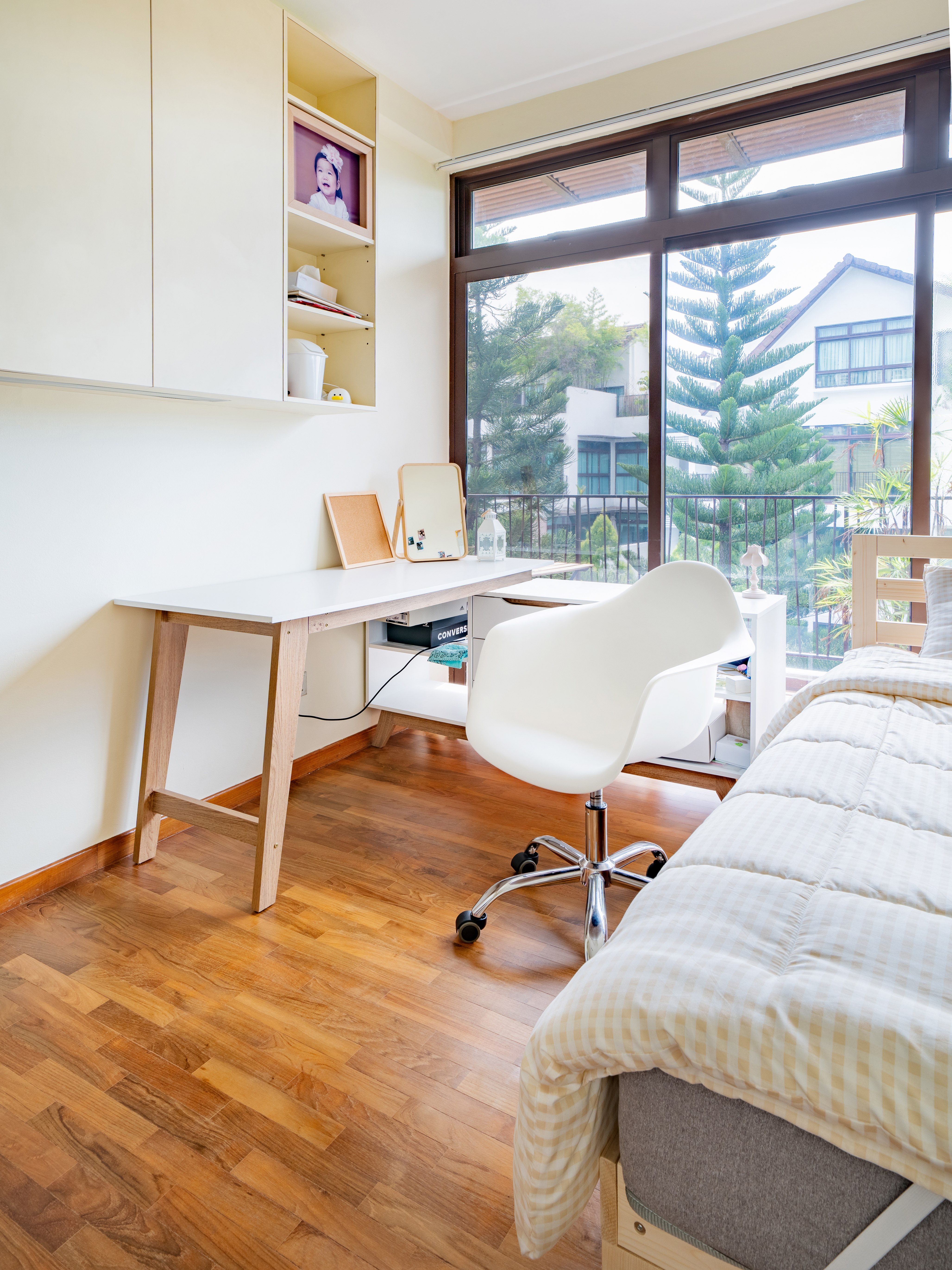 Kids room: Minimal but functional with great sunlight - Wooden desk, white chair, large window, natural light, modern design