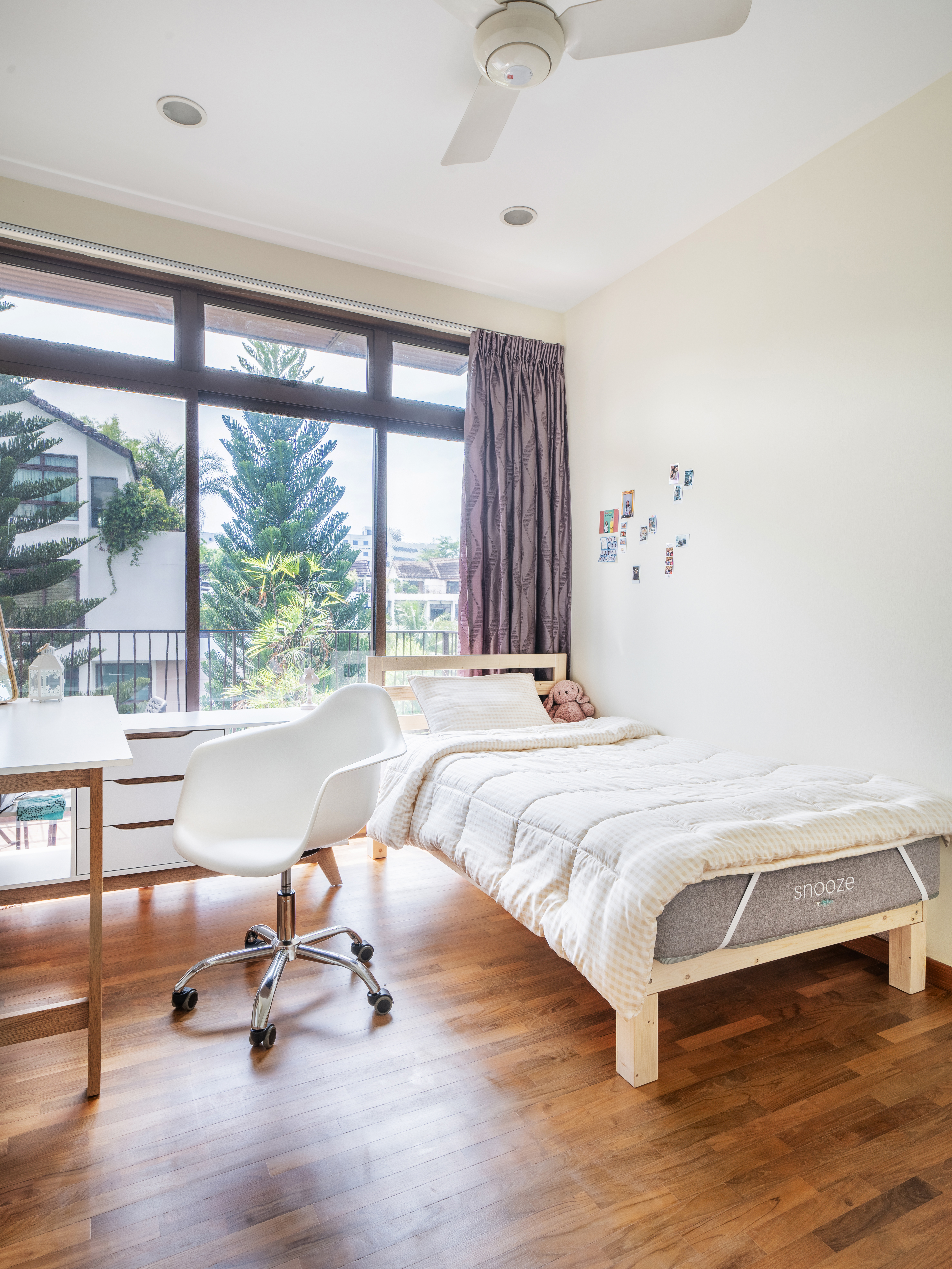 Kids room: Minimal but functional with great sunlight - Modern bedroom with large windows, wooden floor, white desk, white