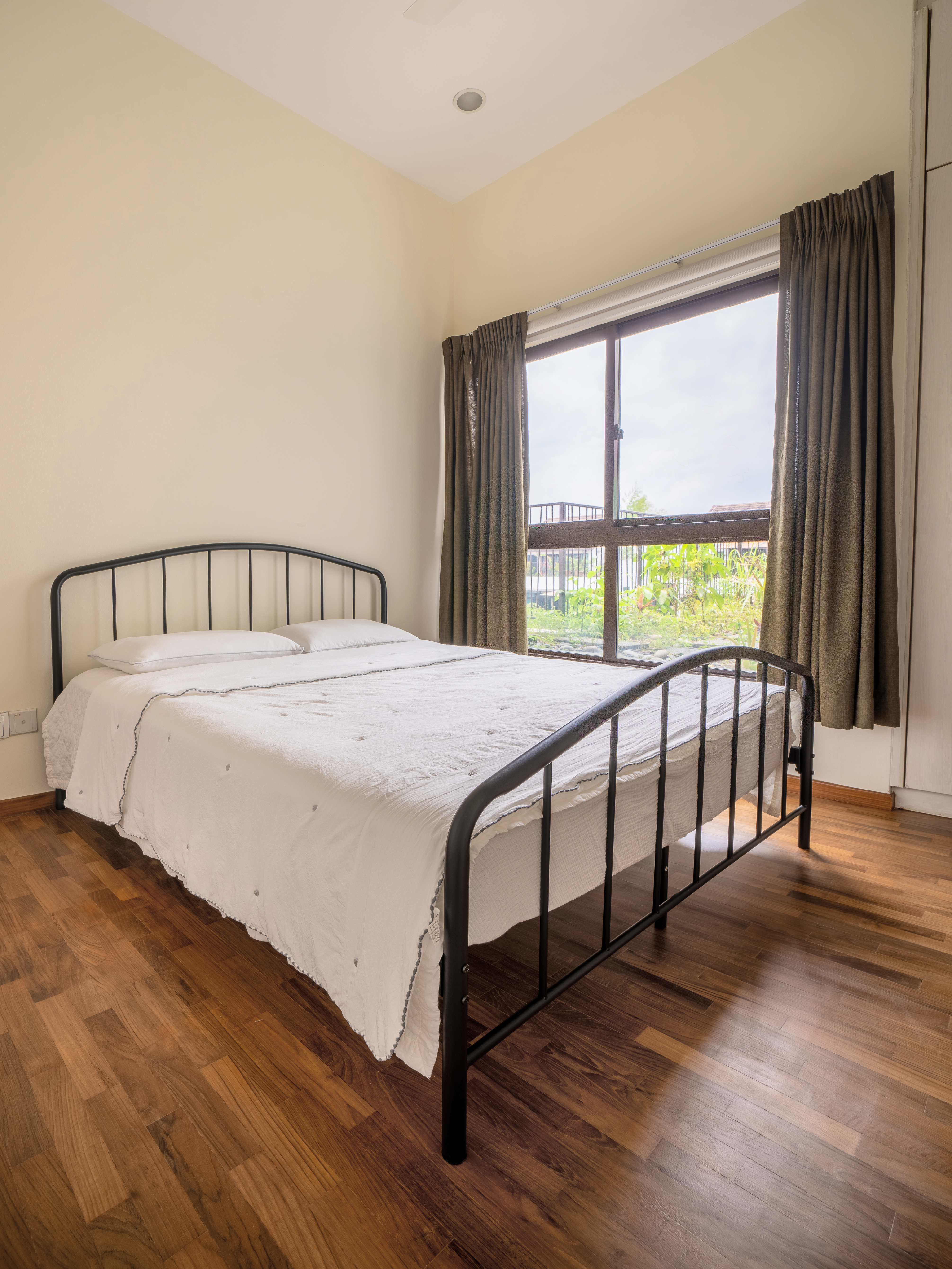 We-kept-our-bedroom-serene-and-minimal!