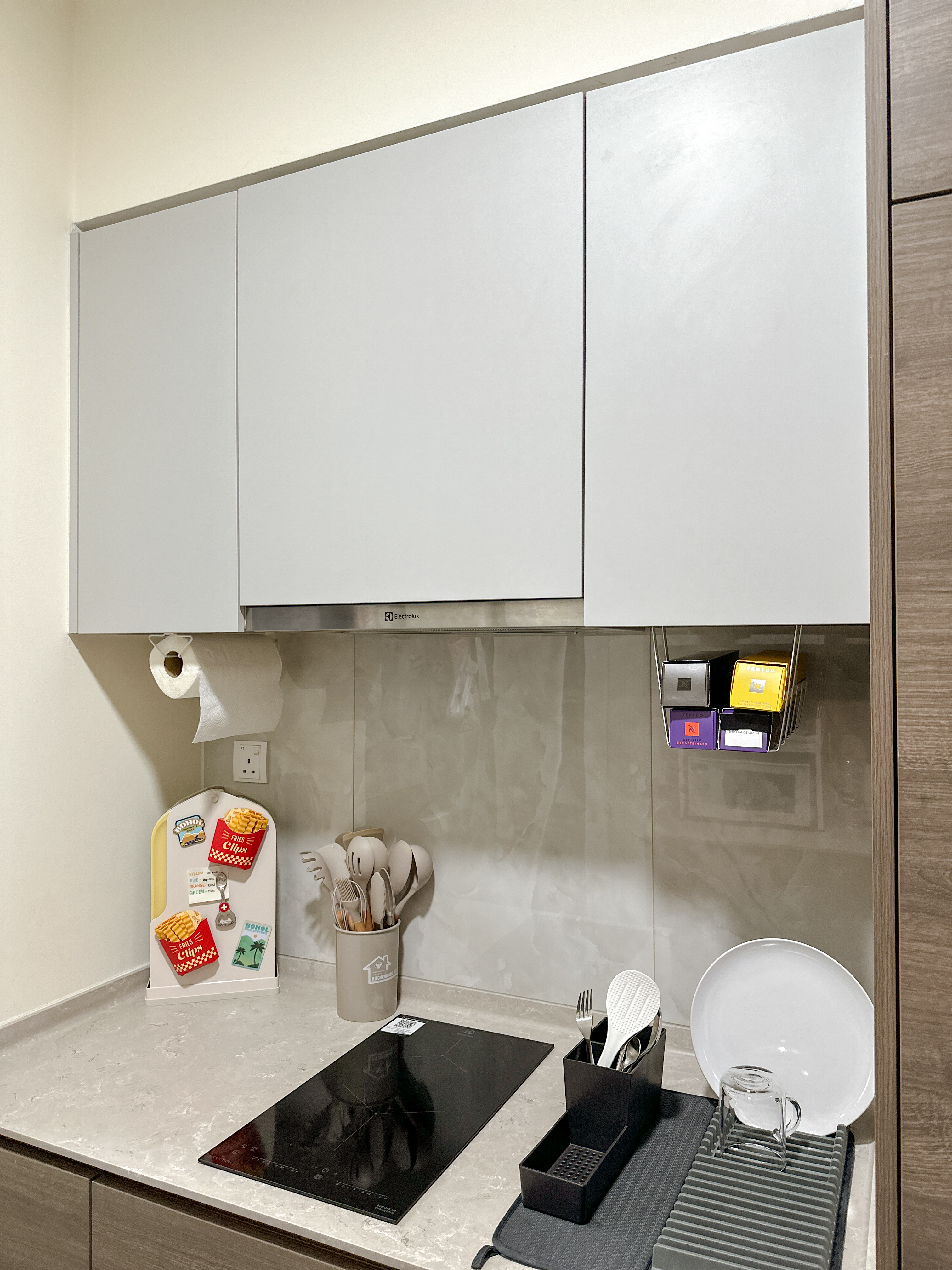 A little tour of our kitchen organizers! ✨ - White kitchen cabinets, modern design, minimalist decor, stainless steel