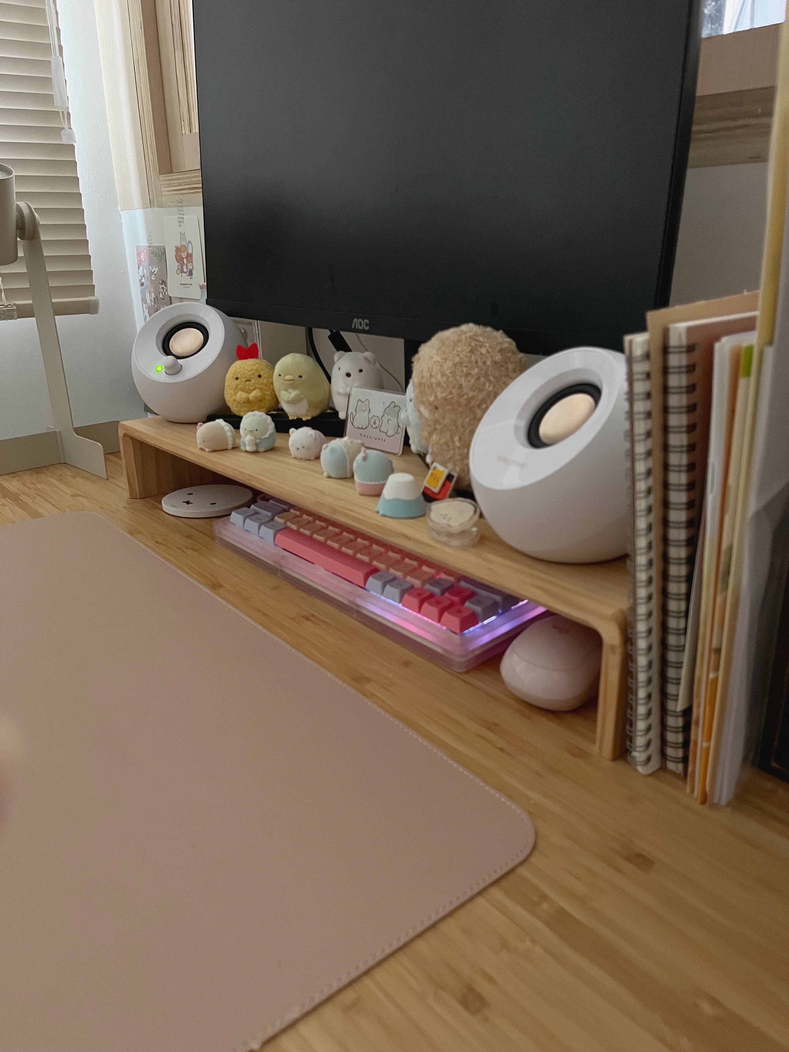 How I organise my desk  - Futuristic desk setup, cozy room ambiance, soft lighting, wooden floor, ergonomic keyboard, plush