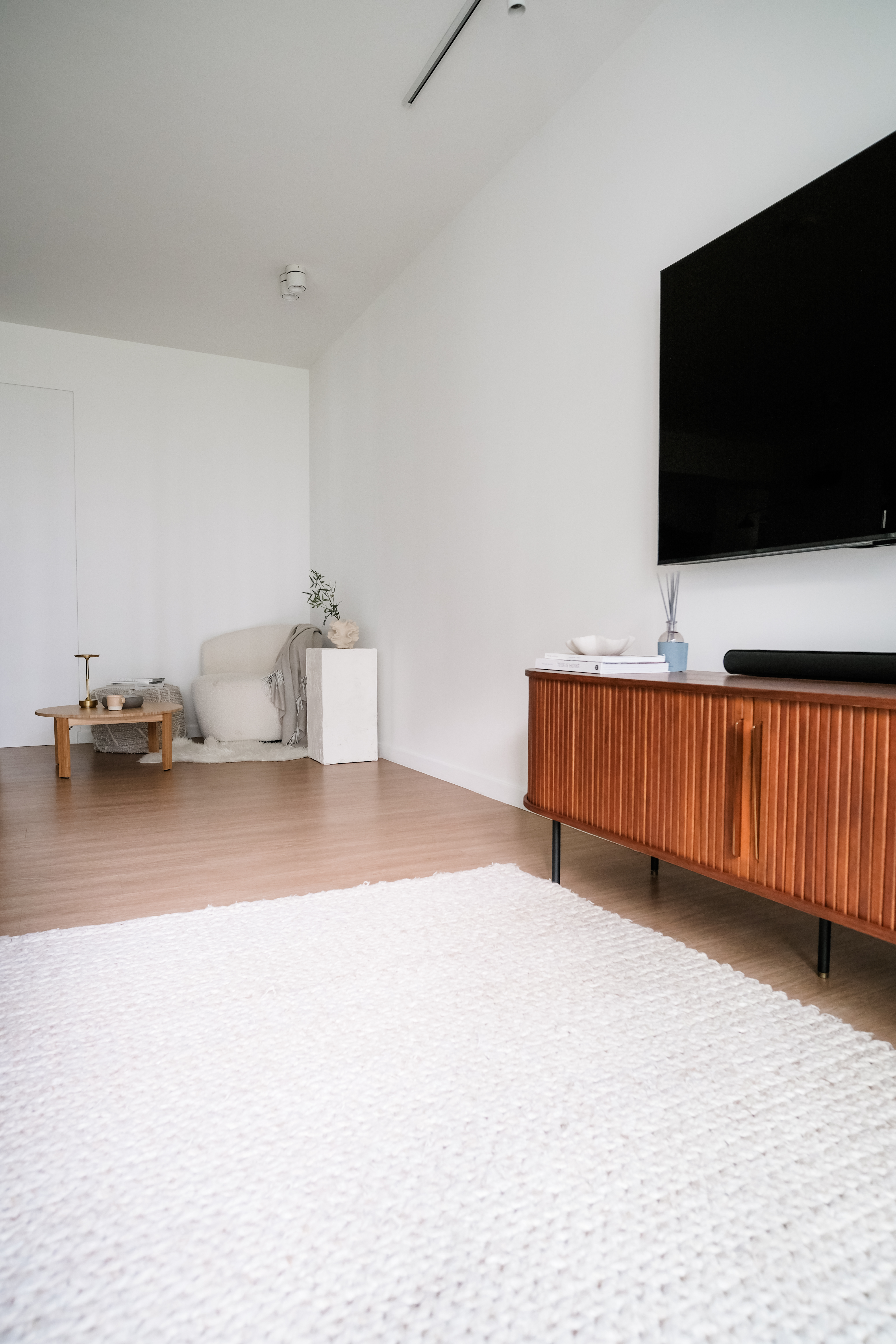 Creating a Cozy Corner: A Personal Retreat for Reading and Reflection - Minimalist living room, modern furniture, white