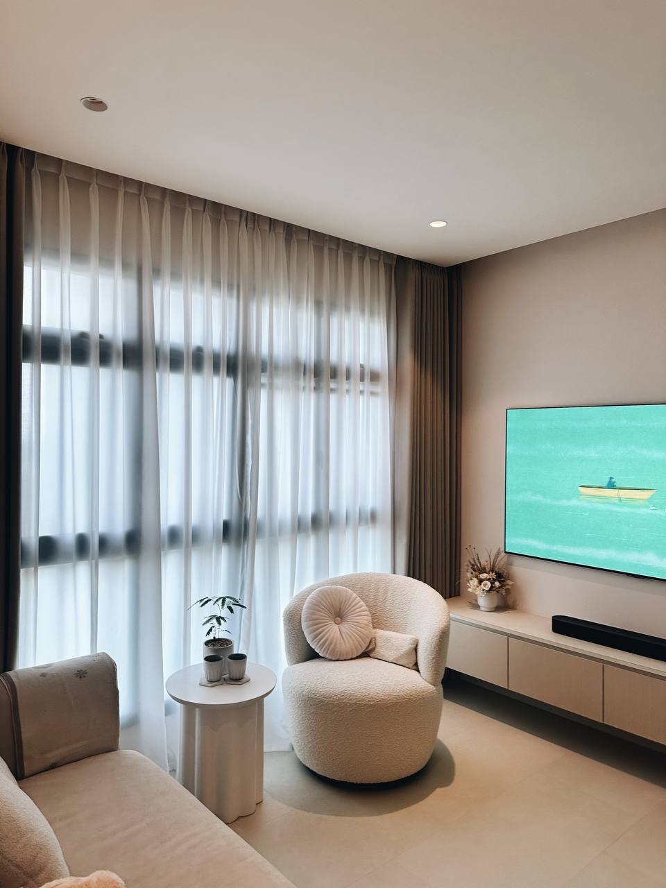 Our Cozy Lounge Corner: Arch Frame for our plant babies - Modern living room, cozy seating, beige sofa, soft lighting, large