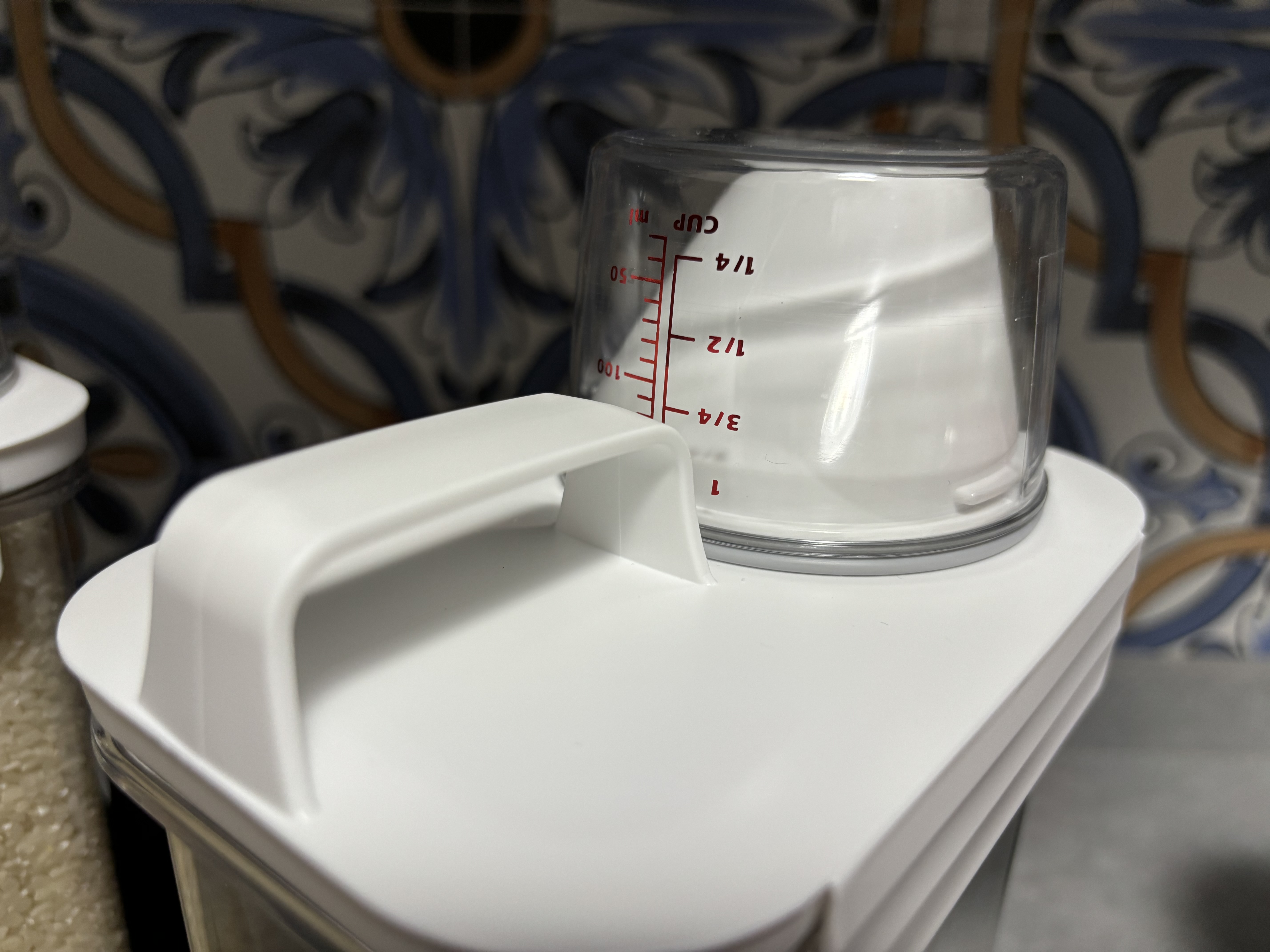 Kitchen organisation for the lazy couple - Clear measuring cup, white plastic, transparent container, red markings