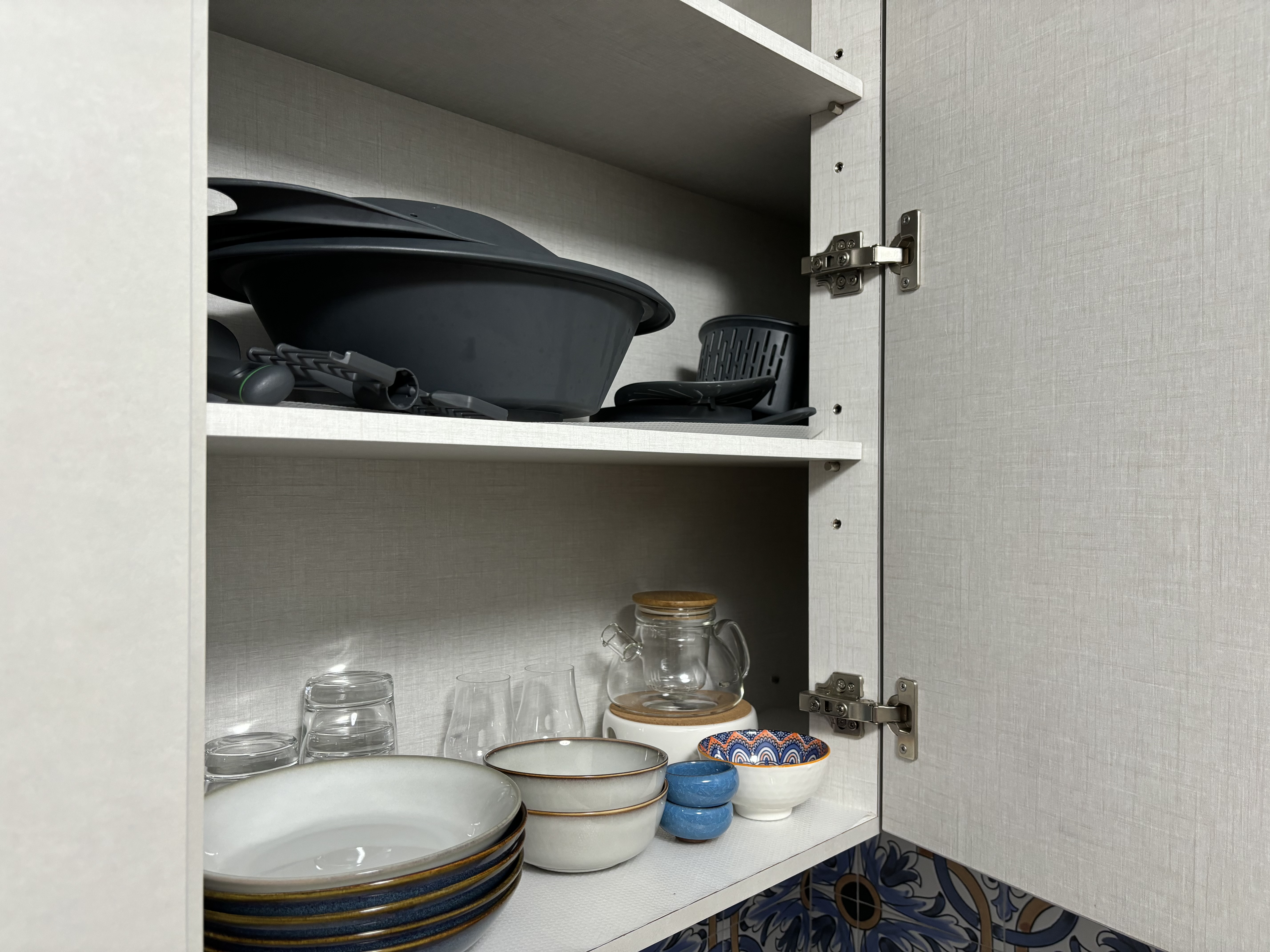 Kitchen organisation for the lazy couple - Kitchen cabinet, open shelf, kitchenware, dishes, glasses, bowls, plates