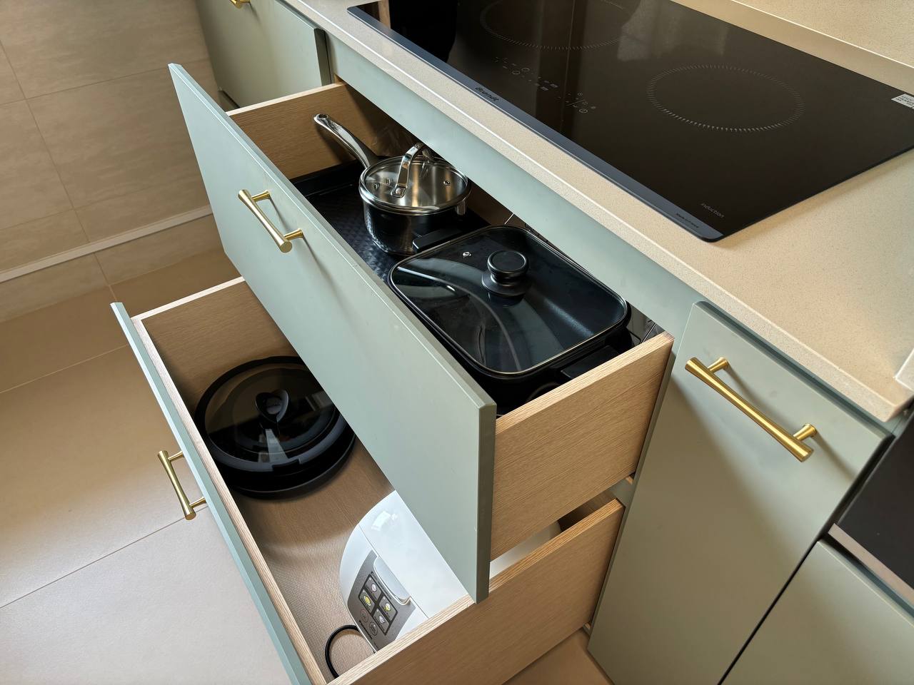 Utilising deep drawers & tower cabinet for Kitchen organisation - Under-cabinet storage, open drawers, kitchen countertops