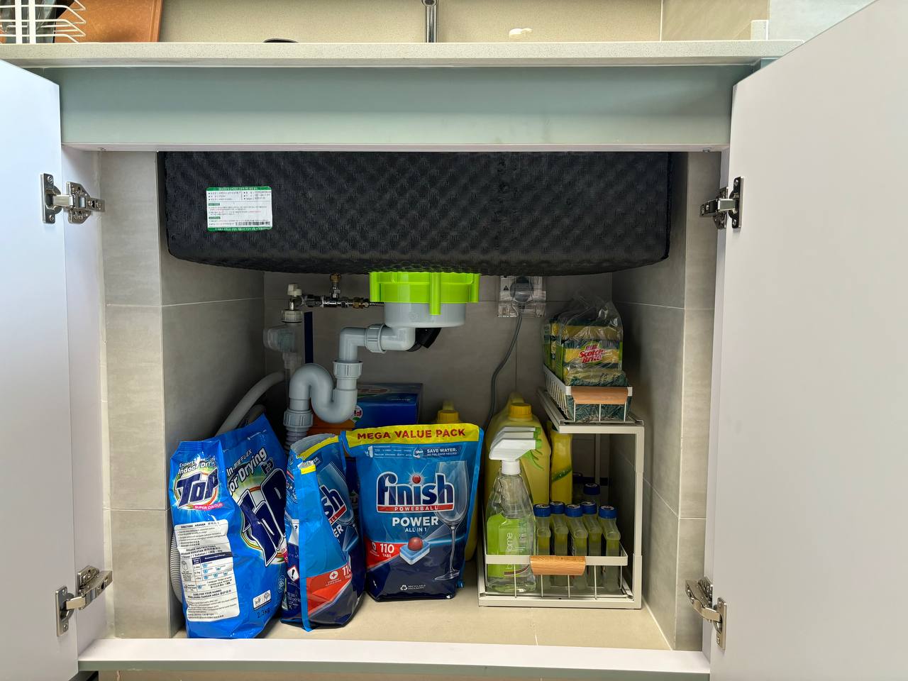 Utilising-deep-drawers-&-tower-cabinet-for-Kitchen-organisation
