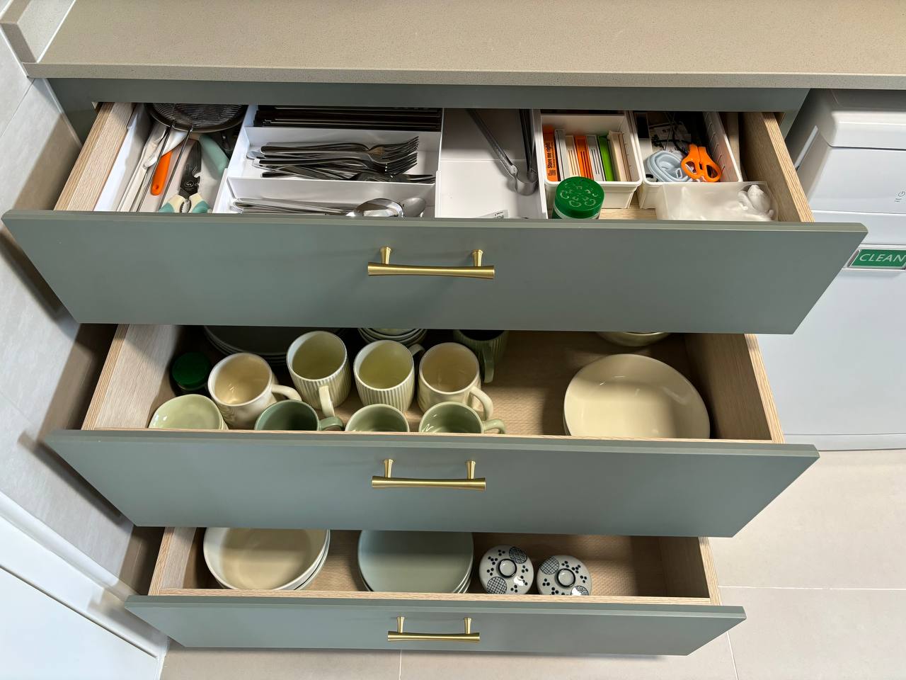 Utilising-deep-drawers-&-tower-cabinet-for-Kitchen-organisation
