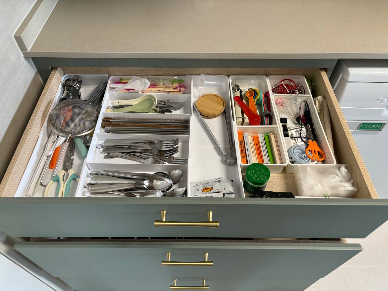 Utilising-deep-drawers-&-tower-cabinet-for-Kitchen-organisation