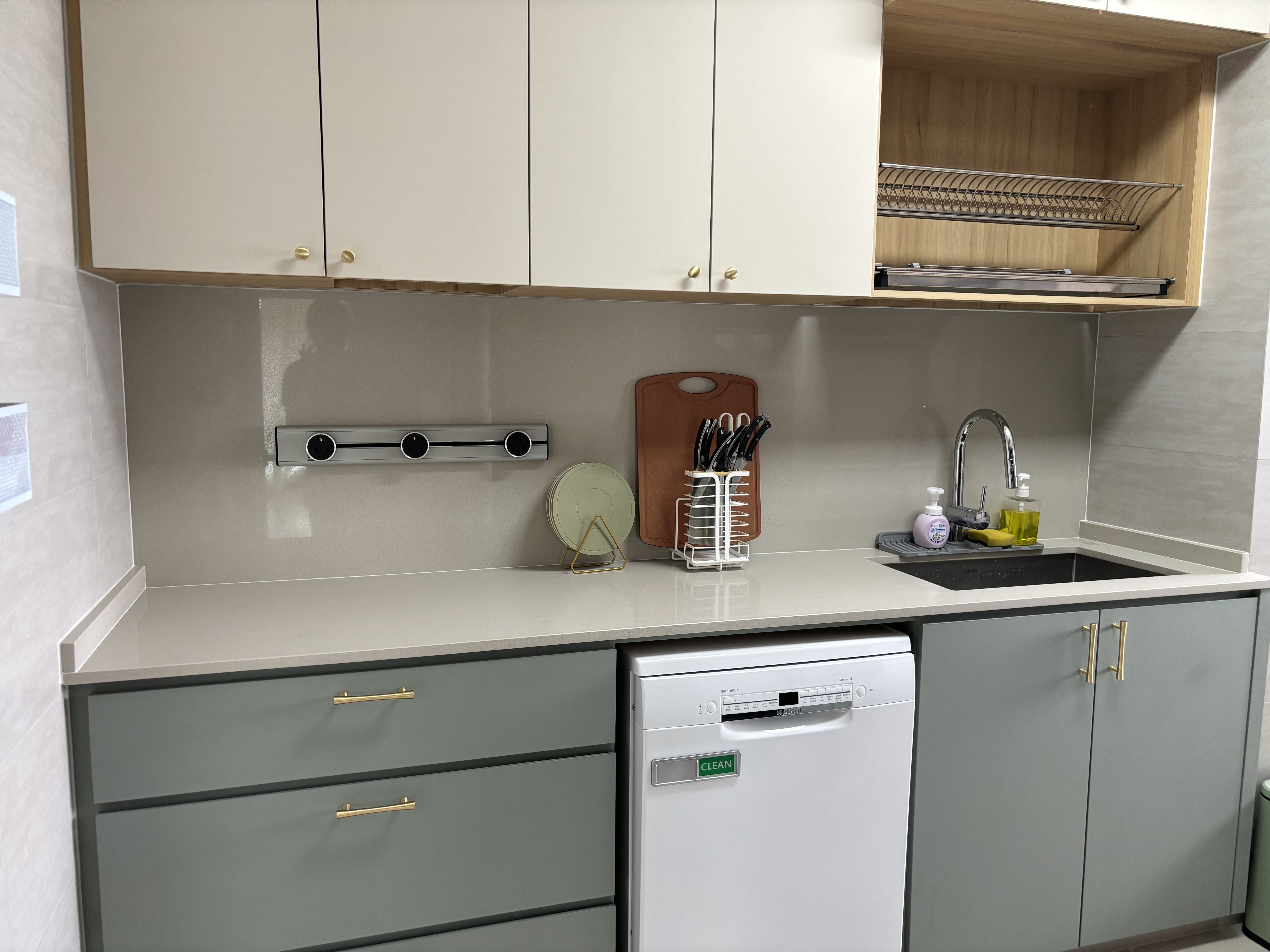 Worthy investments to reduce household chores - Kitchen cabinets, modern design, light gray countertops, built-in appliances