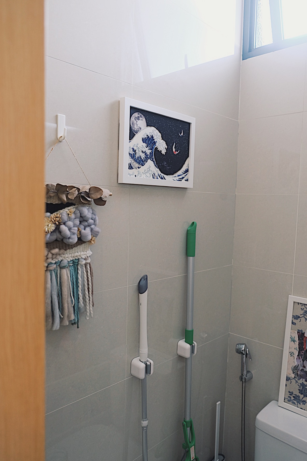 Styling-our-bathrooms-with-framed-magazine-cutouts