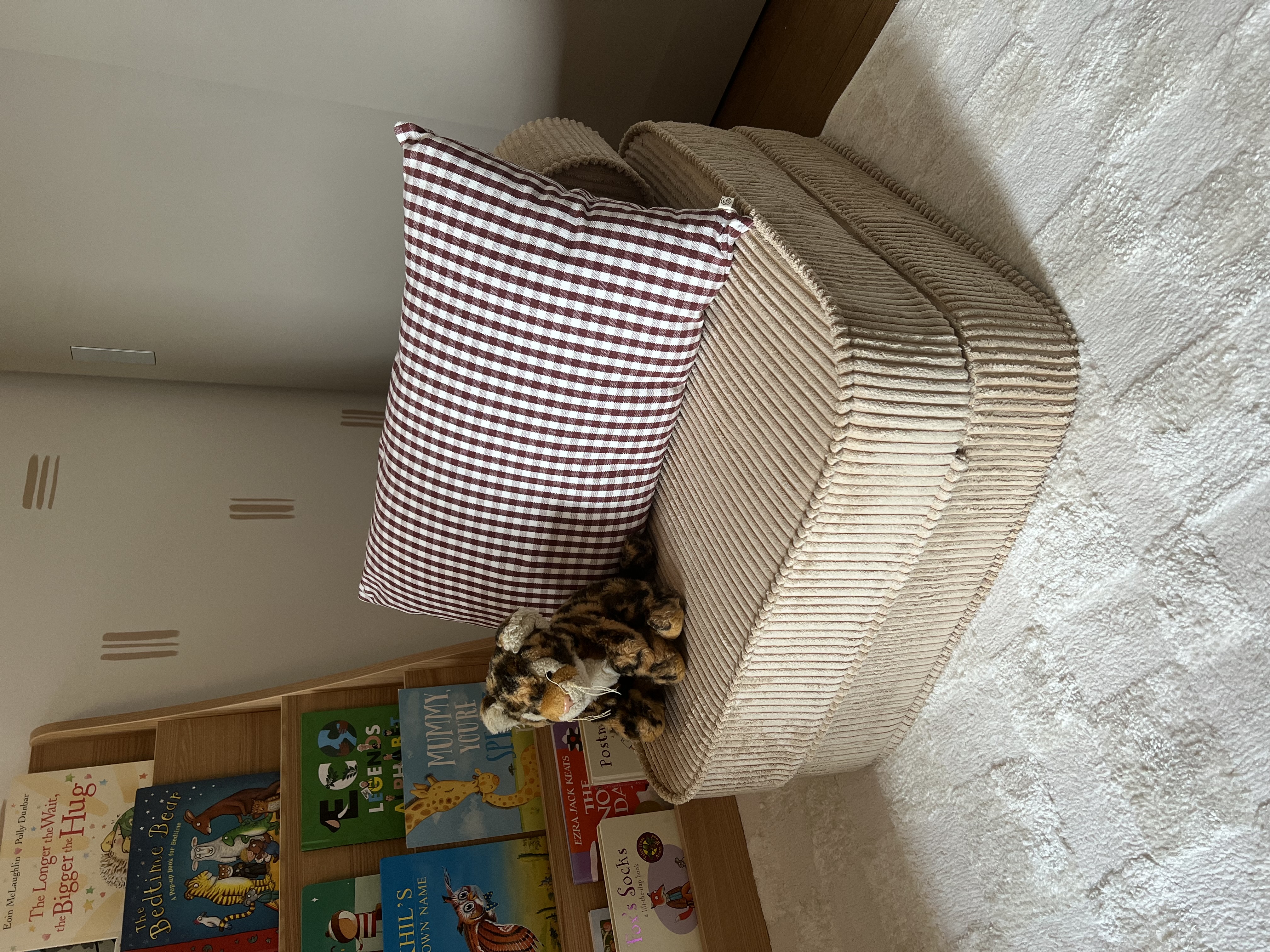 Hello Mr Crocodile! Toddler room at the ready! 🐊 - Gingham-patterned cushion, plush toy, cozy corner, soft lighting