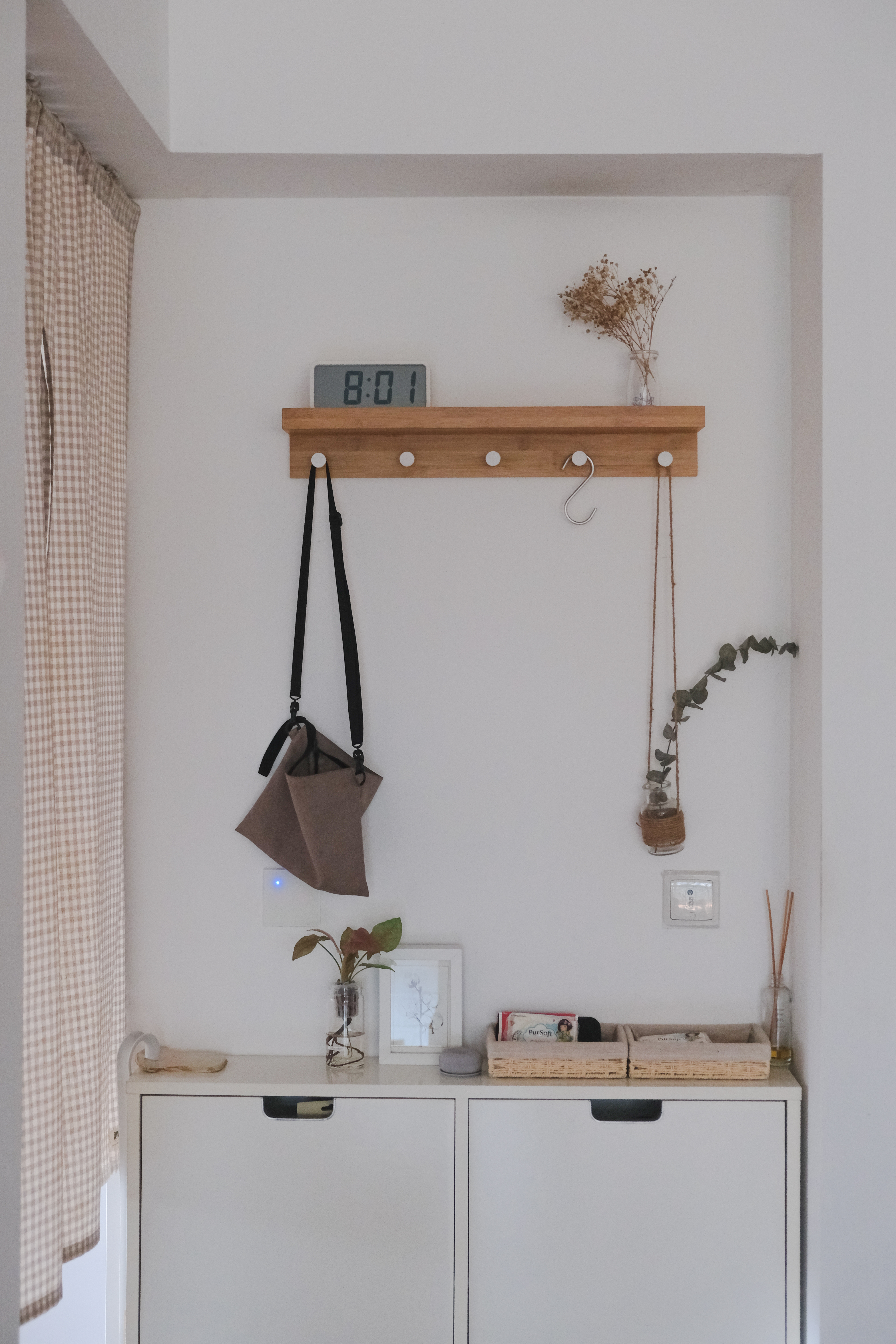 Living Room Tour: Spacious and Flexible for Easy Layout Changes! - Digital clock displaying 8:01, wooden shelf with dried