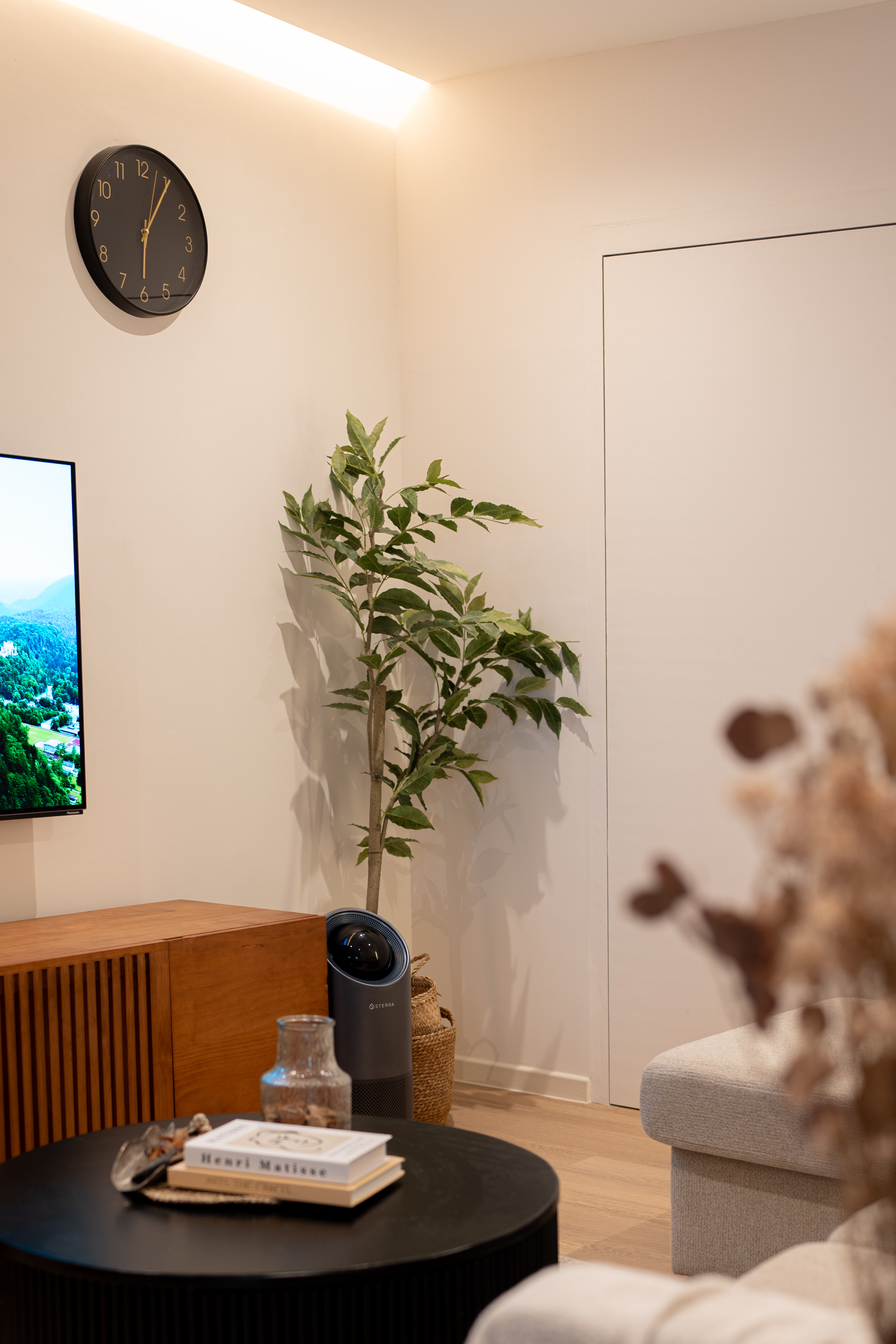 Our-Bright-Scandinavian-style-Living-Room-with-Zero-built-in-carpentry