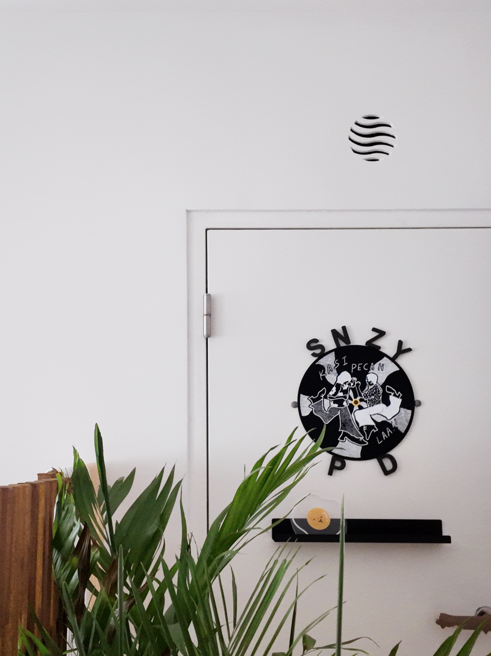 Cat-Friendly & Eclectic: Creating Comfort & Connection in Our 5rm BTO - White wall, modern design, circular logo, black and