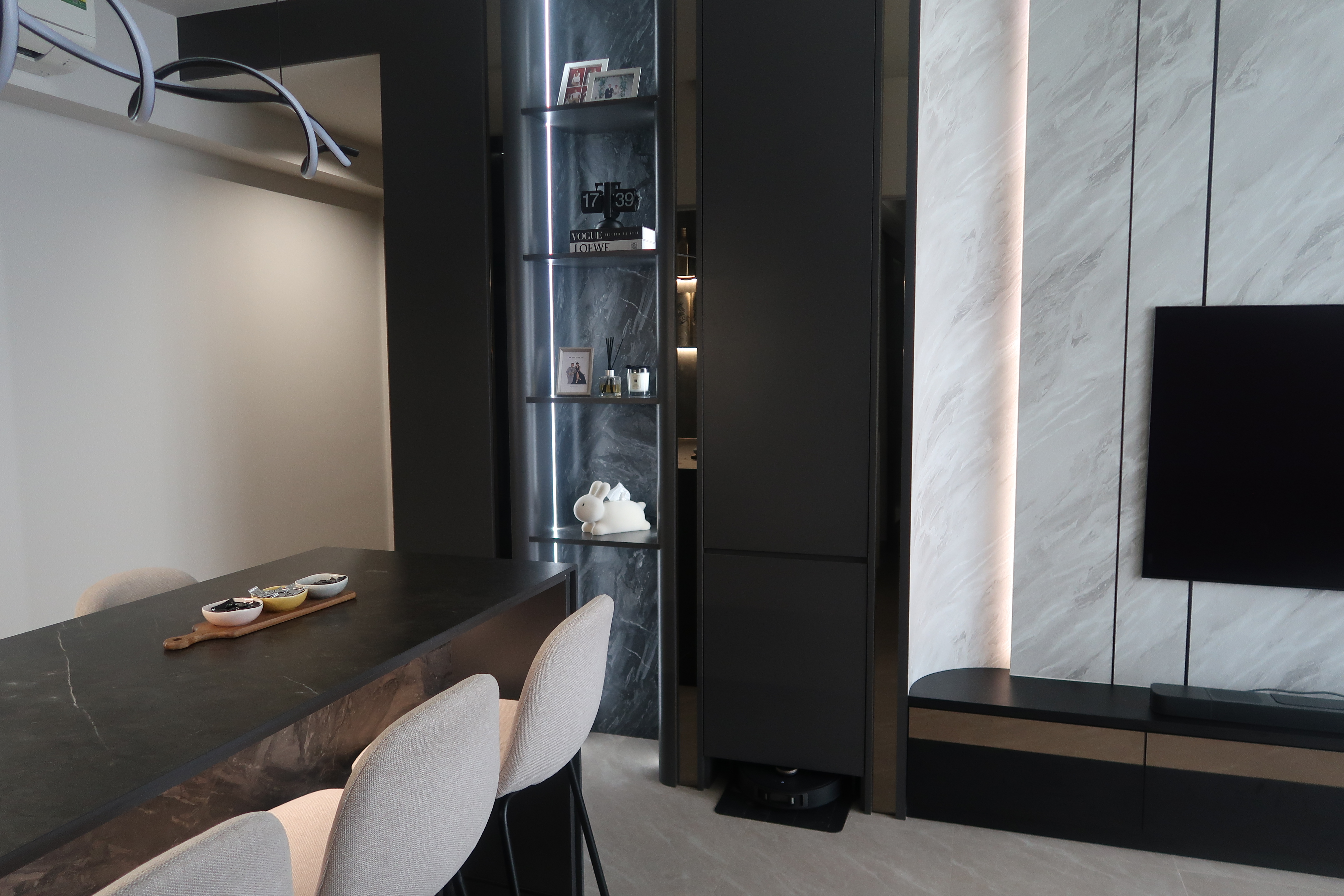 Simple and Sleek High Ceiling Living Room: Modern Dark Loft at North - Modern minimalist dining room, sleek black island