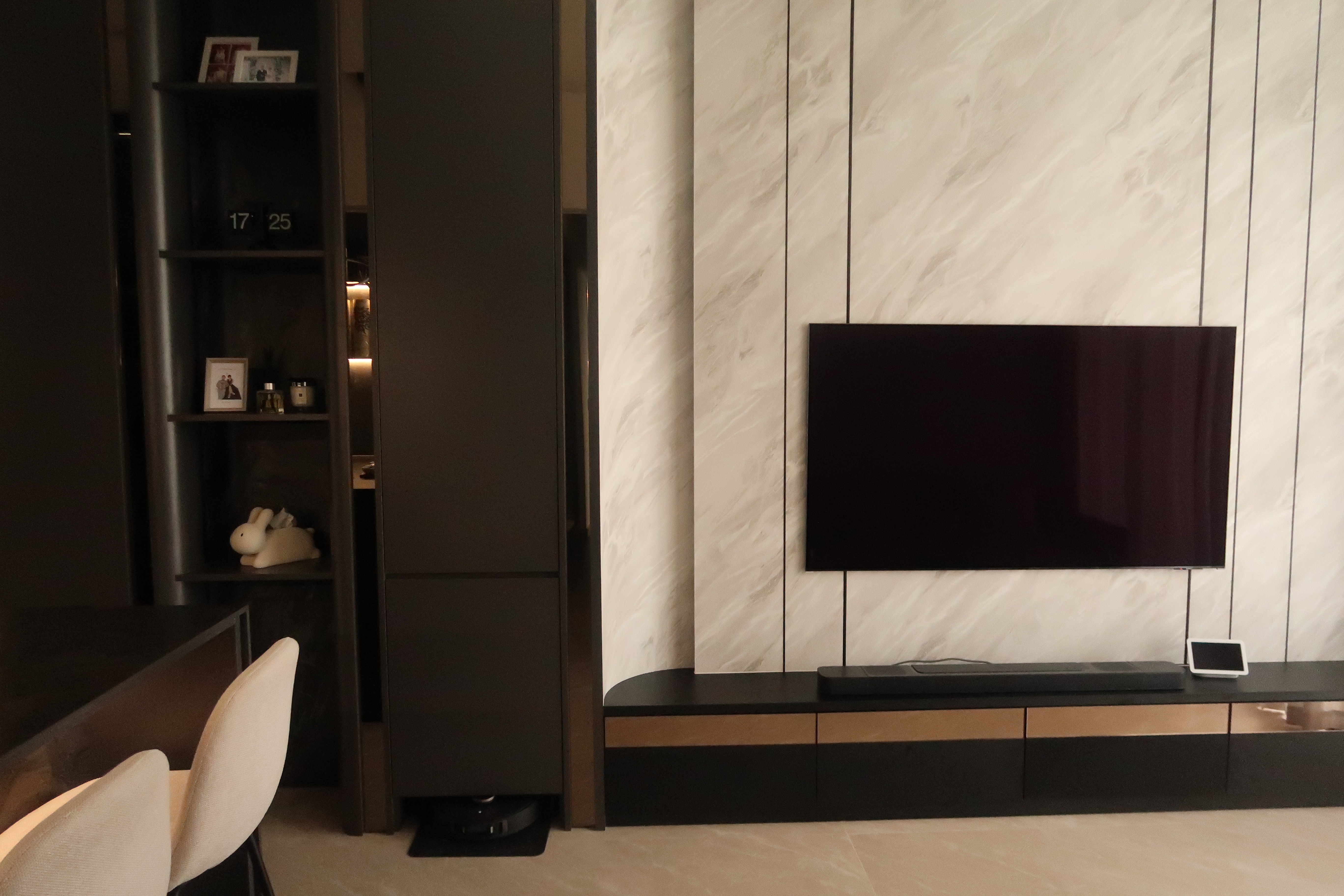 Simple-and-Sleek-High-Ceiling-Living-Room:-Modern-Dark-Loft-at-North