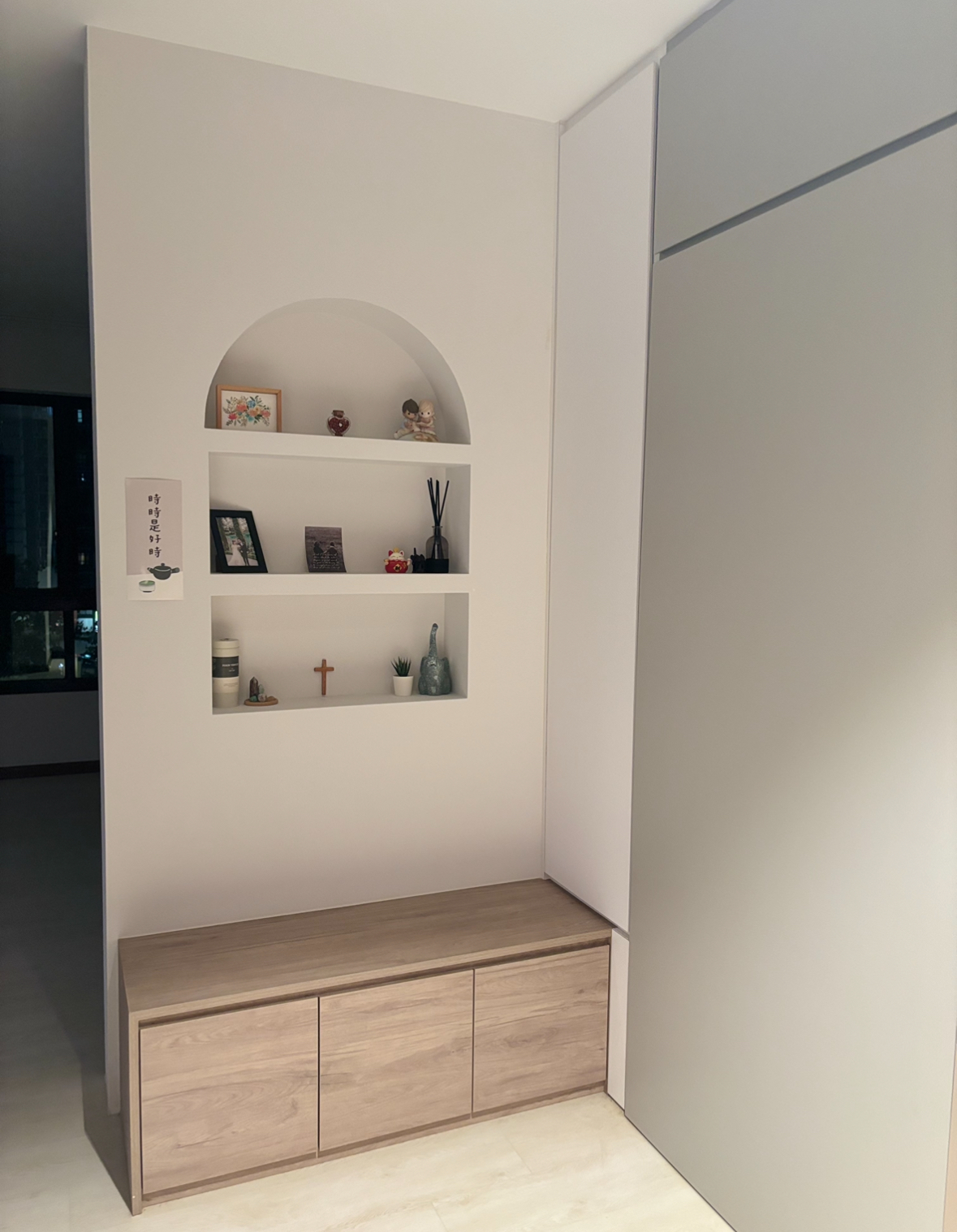 Before and After: All about the Details! - Wooden shelf, minimalist design, white wall, arched shelf, decorative items, small