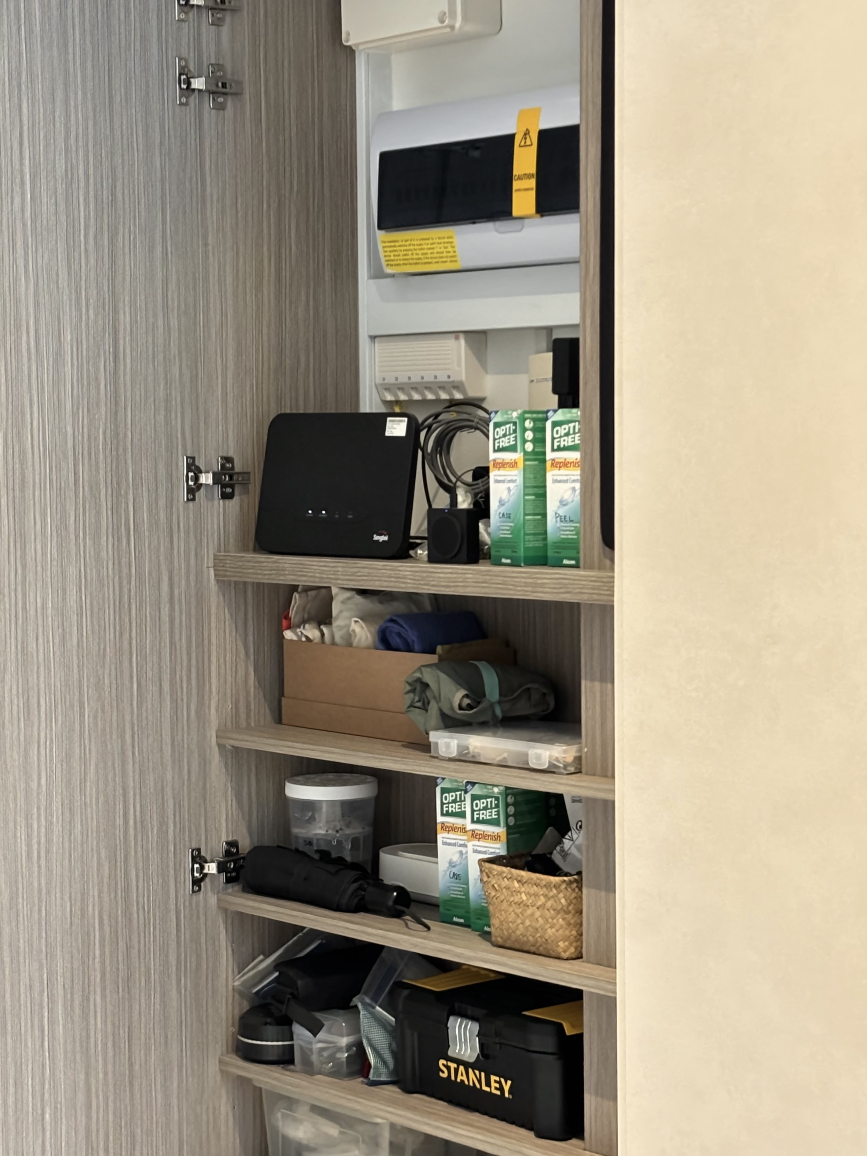 Entryway: Minimal look with concealed carpentry in a 4-rm BTO - Wooden cabinet, shelves, organized storage, black laptop