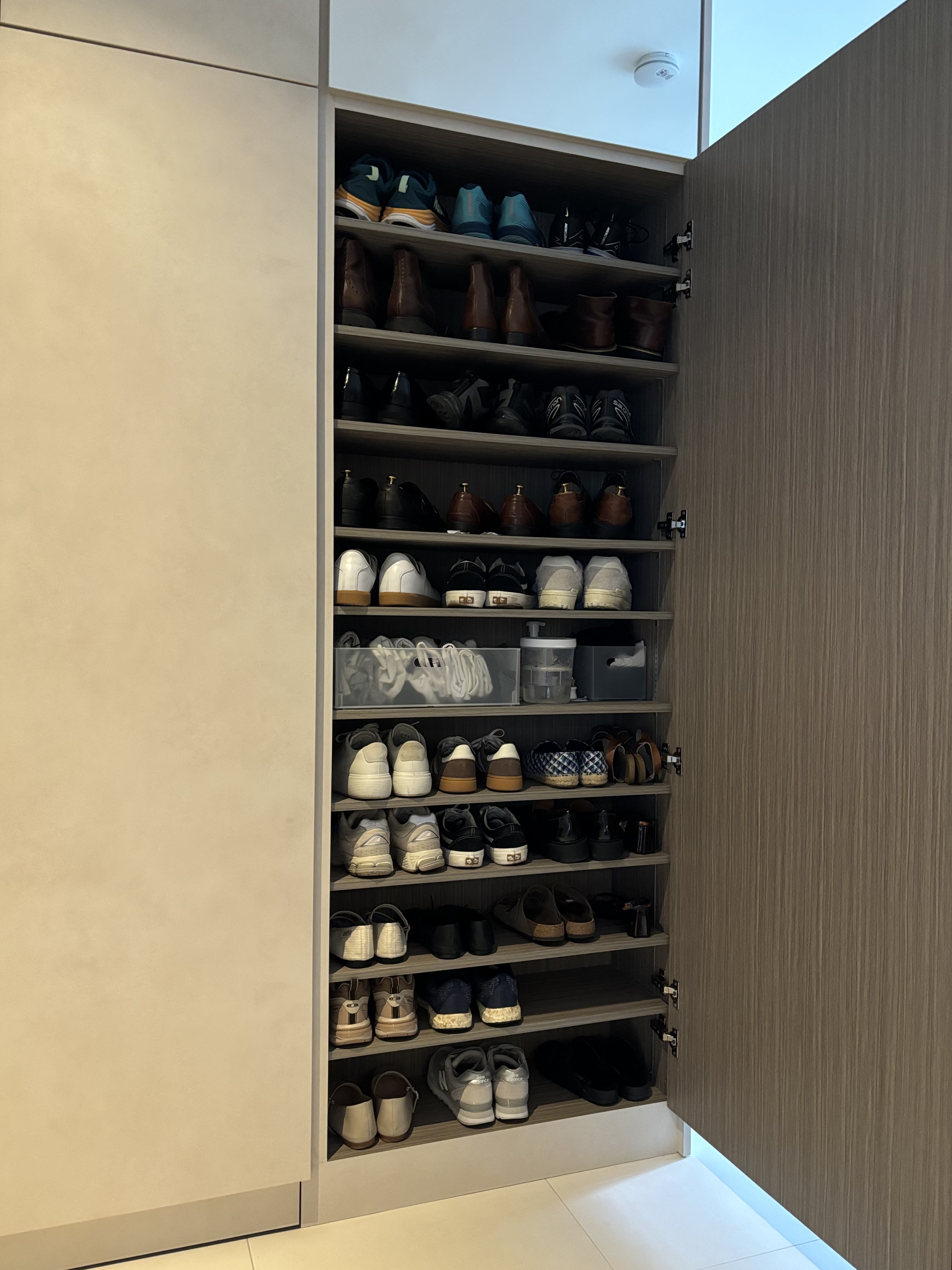 Entryway: Minimal look with concealed carpentry in a 4-rm BTO - Shoe closet with neatly organized shoes, spacious shelving
