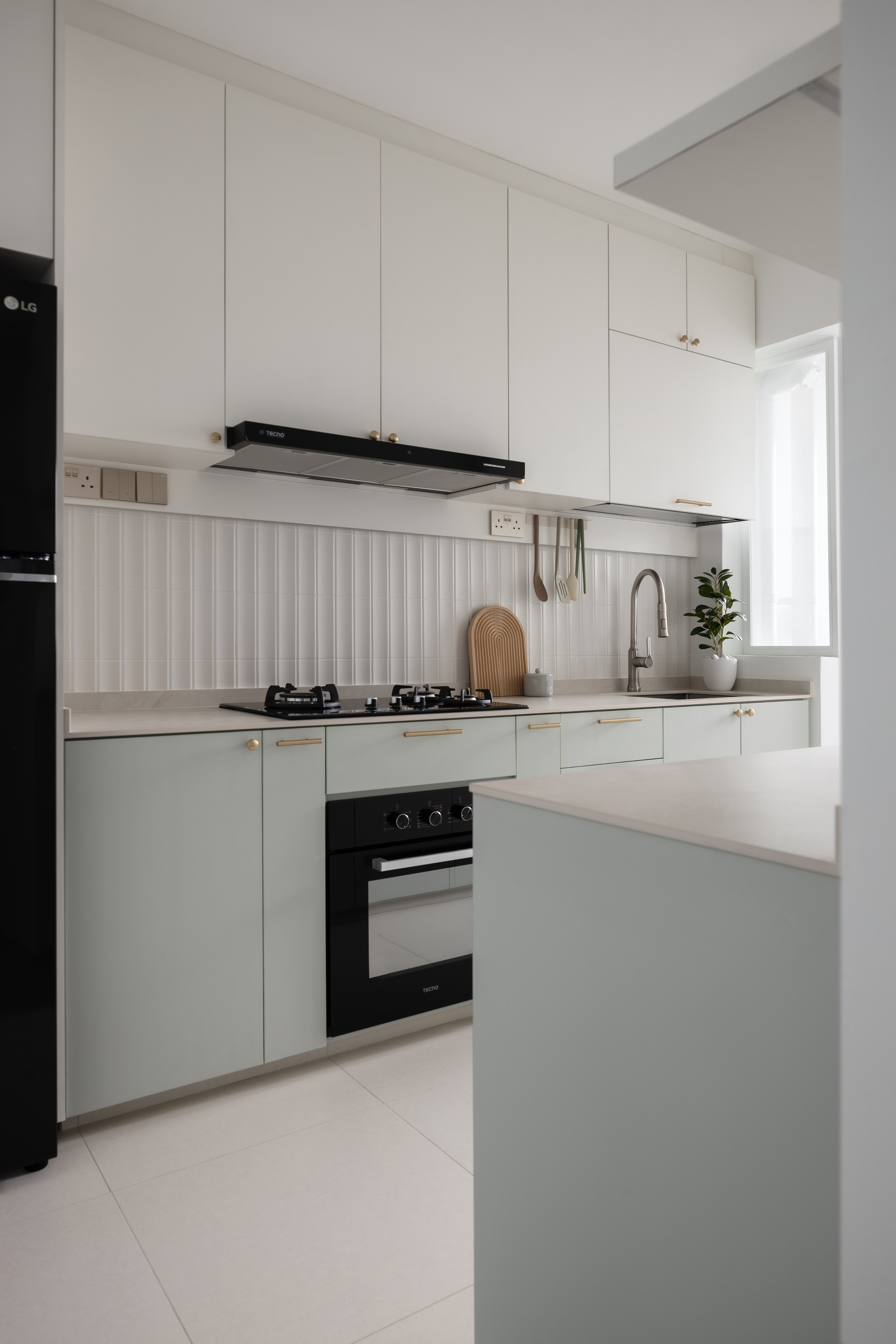 Kitchen: Balance of Practicality, Aesthetics and Waste Efficiency ⭐️ - White kitchen with sleek cabinets, black refrigerator