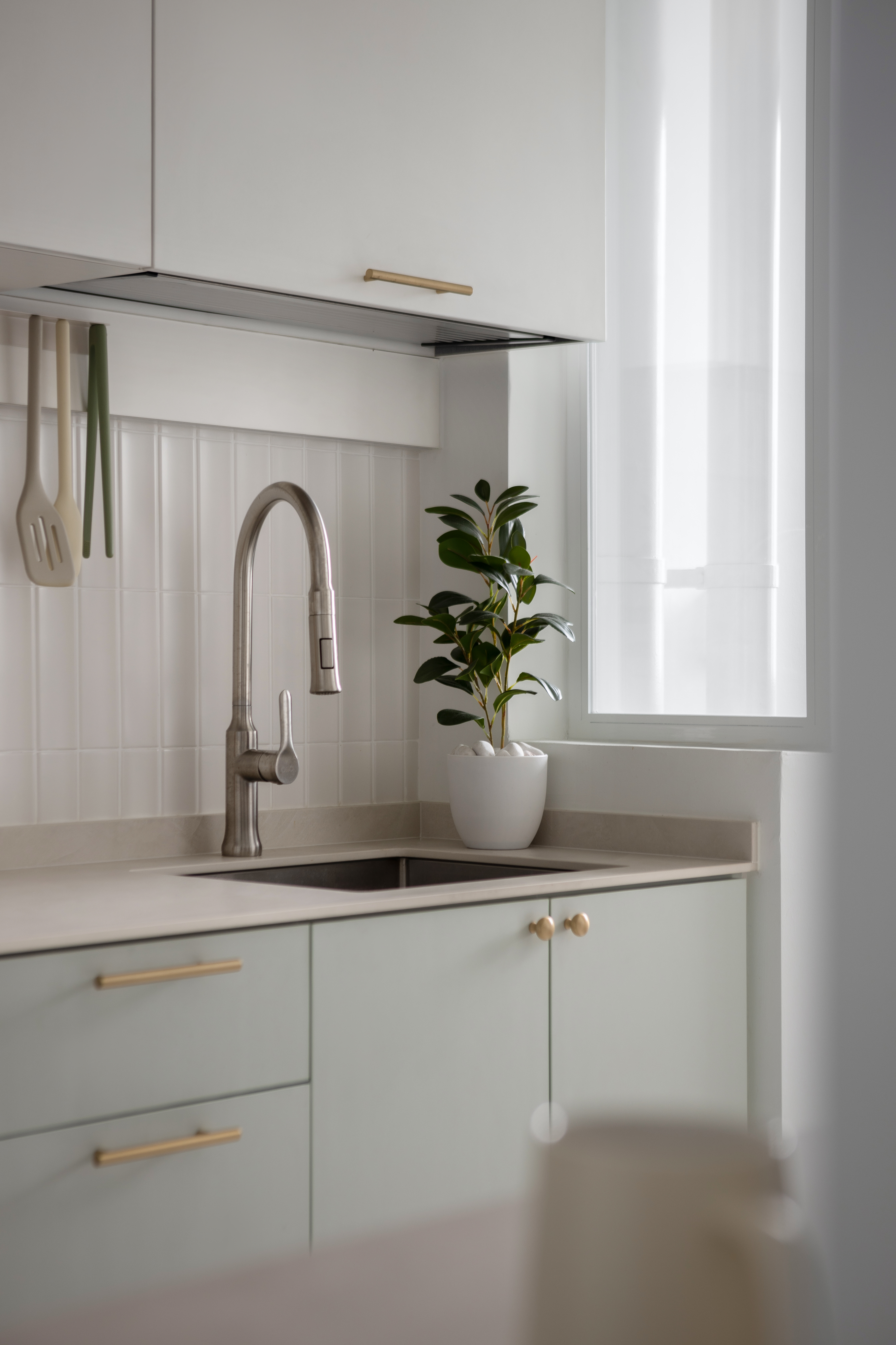 Kitchen: Balance of Practicality, Aesthetics and Waste Efficiency ⭐️ - White kitchen with modern design, stainless steel