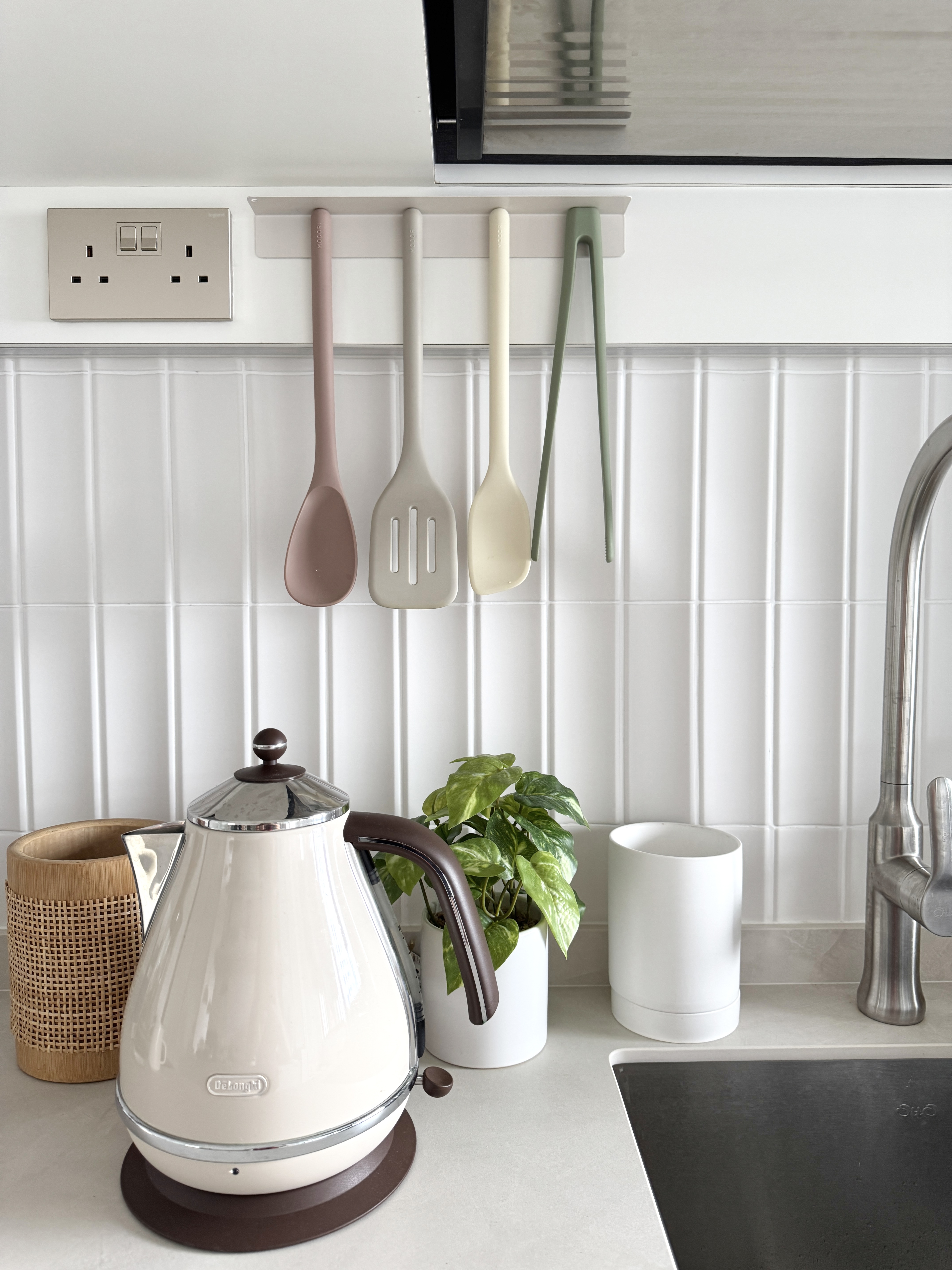 Kitchen: Balance of Practicality, Aesthetics and Waste Efficiency ⭐️ - White kitchen countertop, modern kitchen design