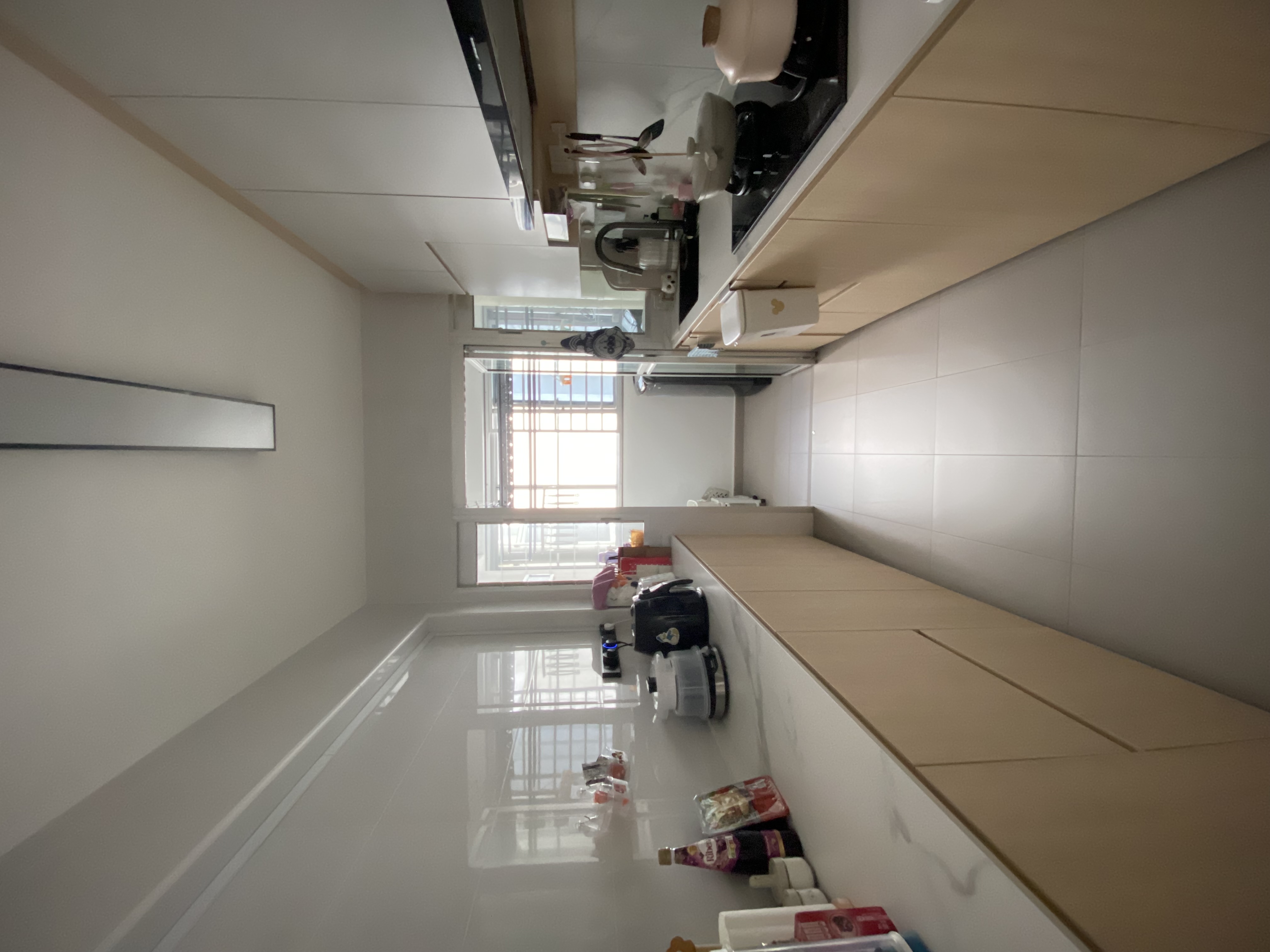 A functional cozy close-concept Kitchen feat Sinstered Stone 🤩 - Modern kitchen with sleek design, minimalist decor, large