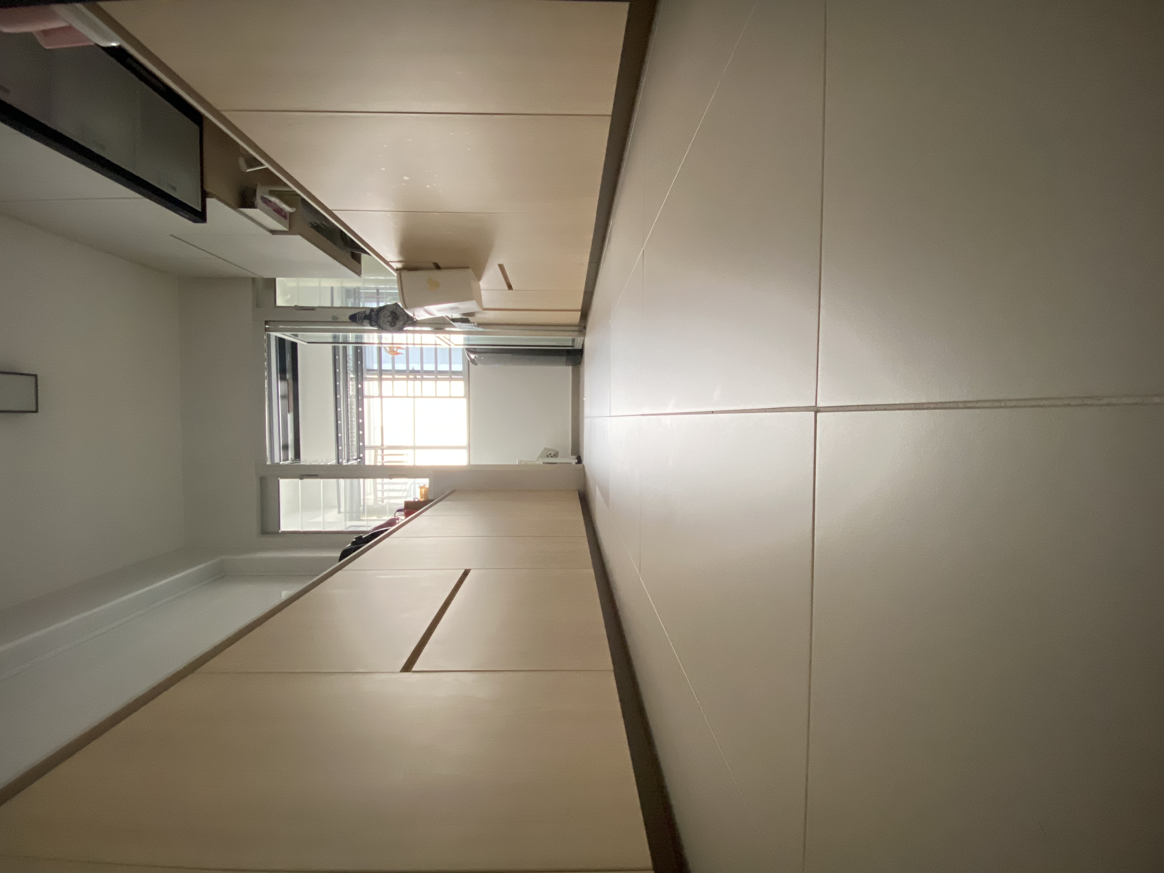 A functional cozy close-concept Kitchen feat Sinstered Stone 🤩 - Modern minimalist kitchen, sleek cabinetry, large windows