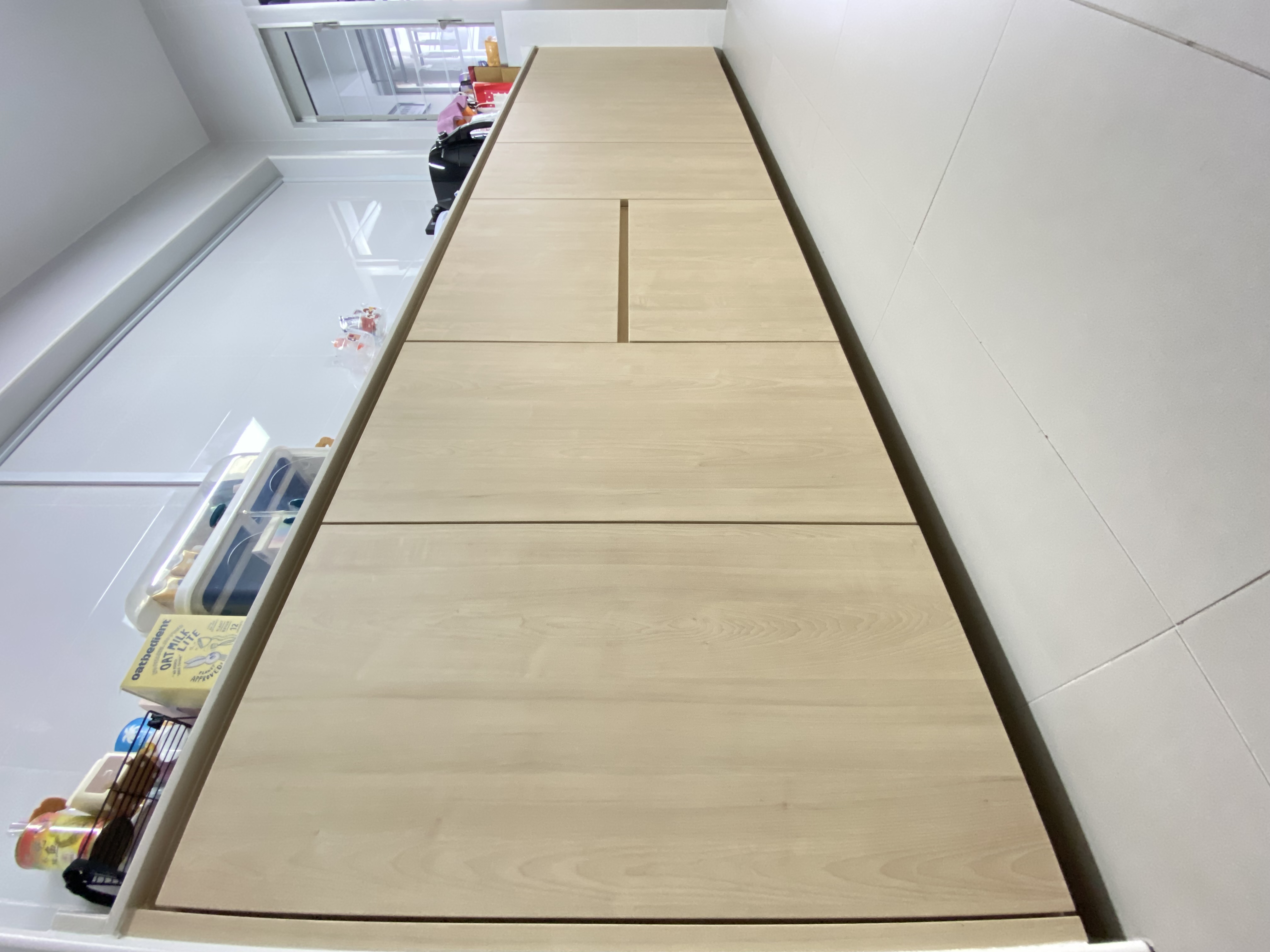 A functional cozy close-concept Kitchen feat Sinstered Stone 🤩 - Wooden kitchen counter, minimalist design, light wooden