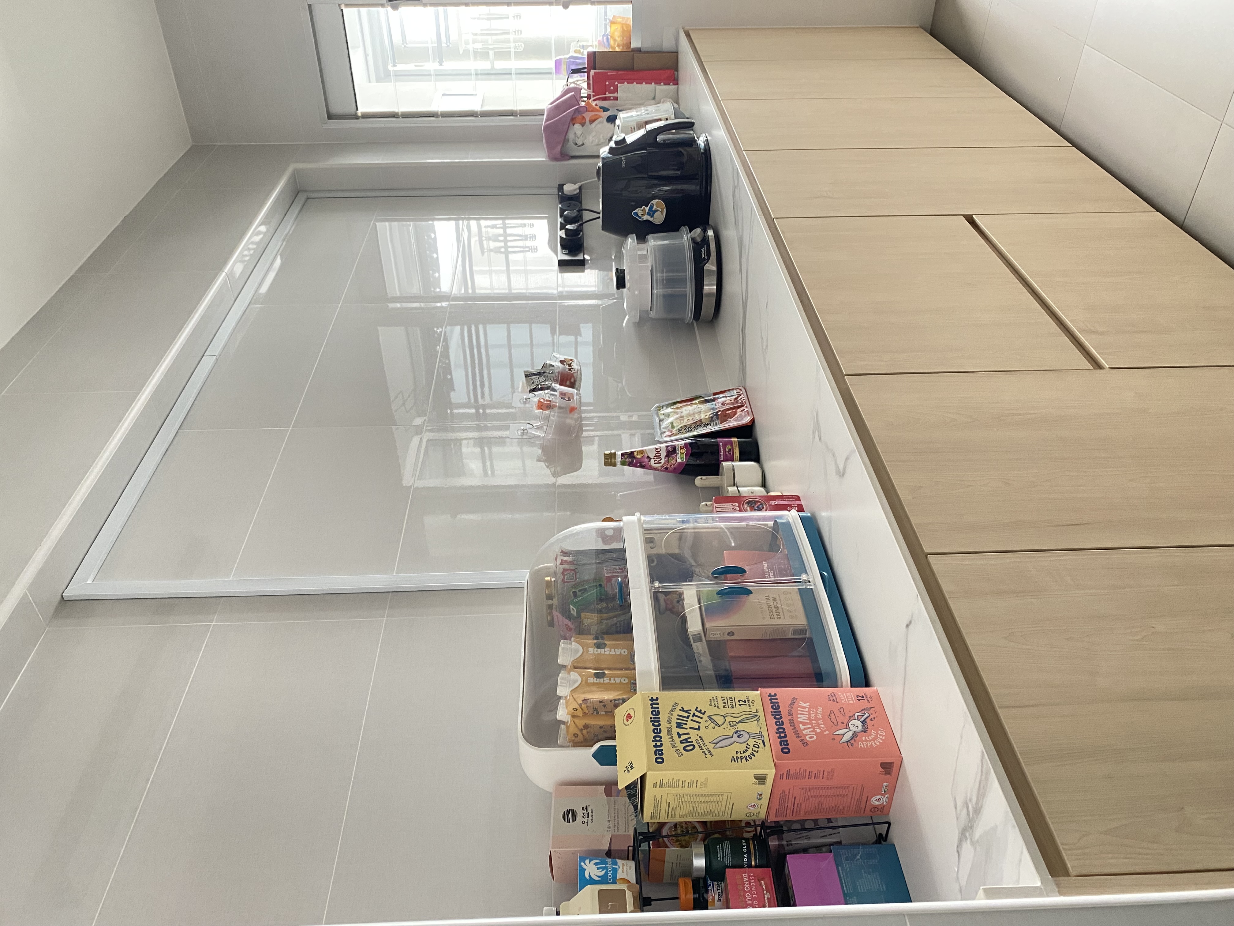 A functional cozy close-concept Kitchen feat Sinstered Stone 🤩 - Glass-fronted kitchen cabinet, neatly organized, light gray