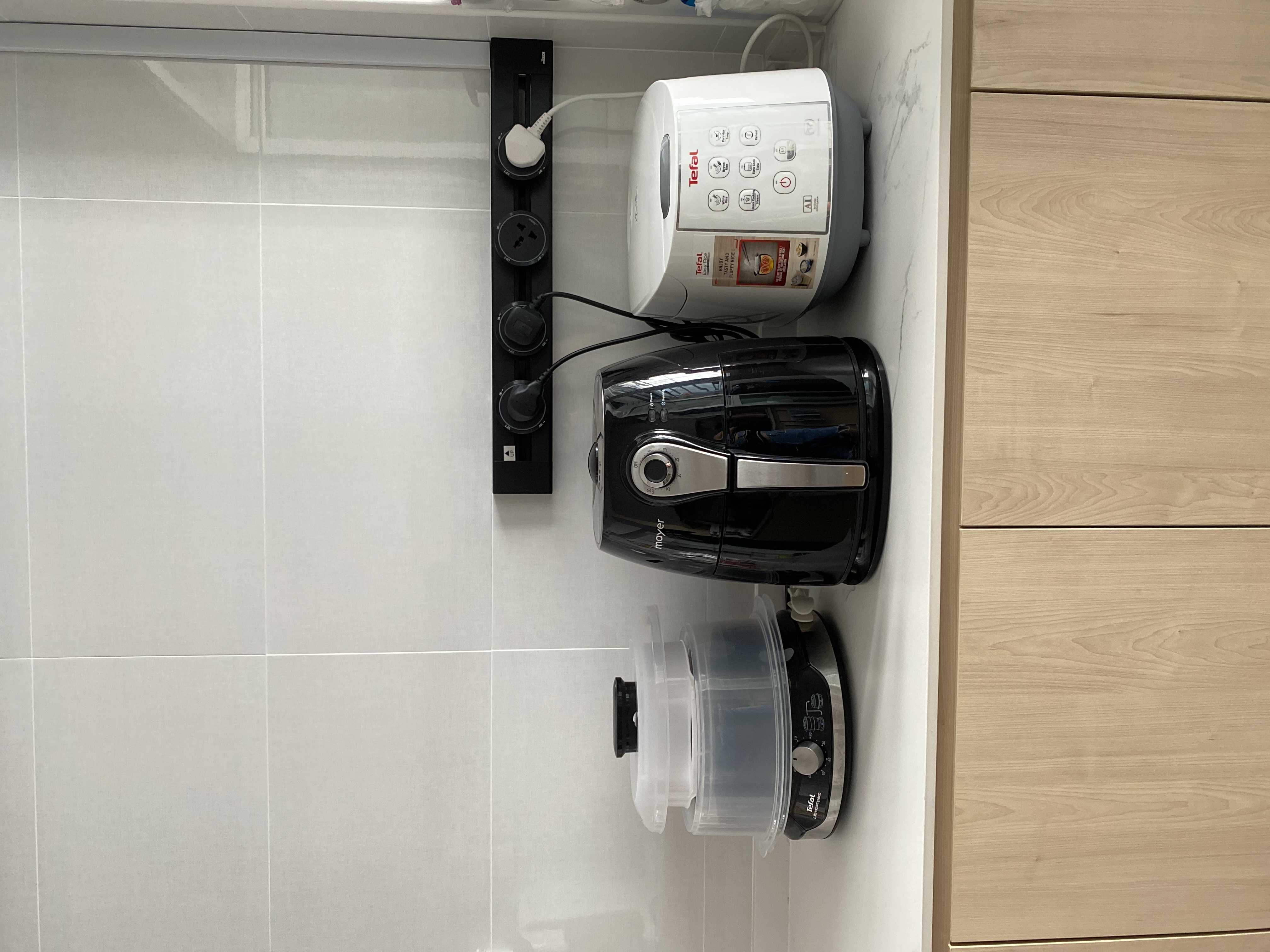 A functional cozy close-concept Kitchen feat Sinstered Stone 🤩 - White Tefal electric rice cooker, black Tefal electric