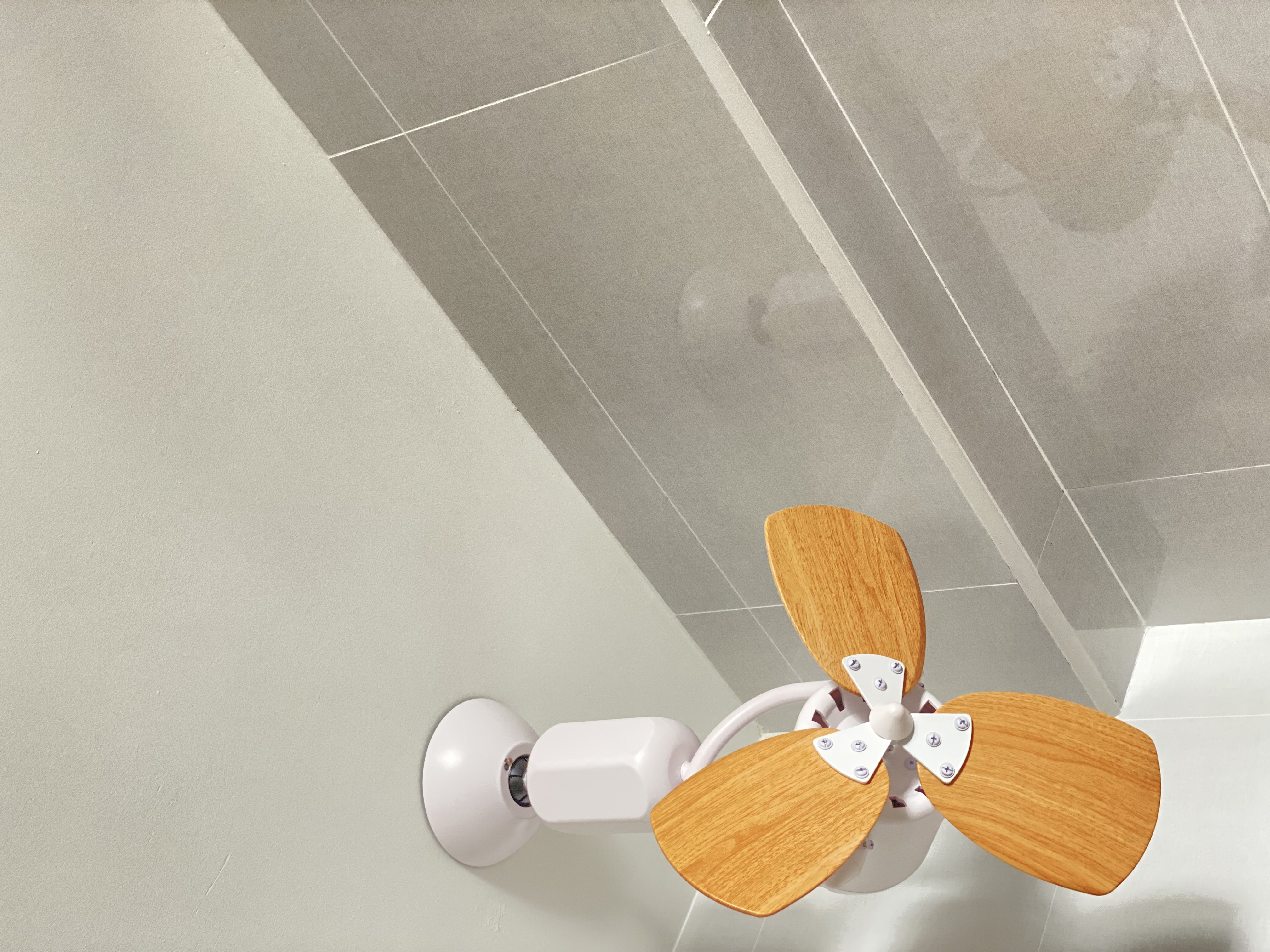 A functional cozy close-concept Kitchen feat Sinstered Stone 🤩 - Modern ceiling fan, sleek design, wooden blades, white