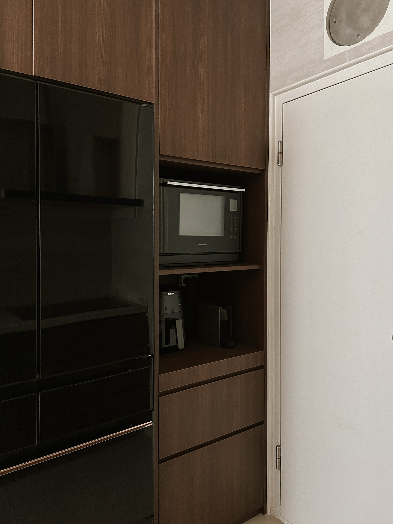 Our Cosy Kitchen: Designed for the Ultimate User Experience - Wooden kitchen cabinets, microwave, black refrigerator, open