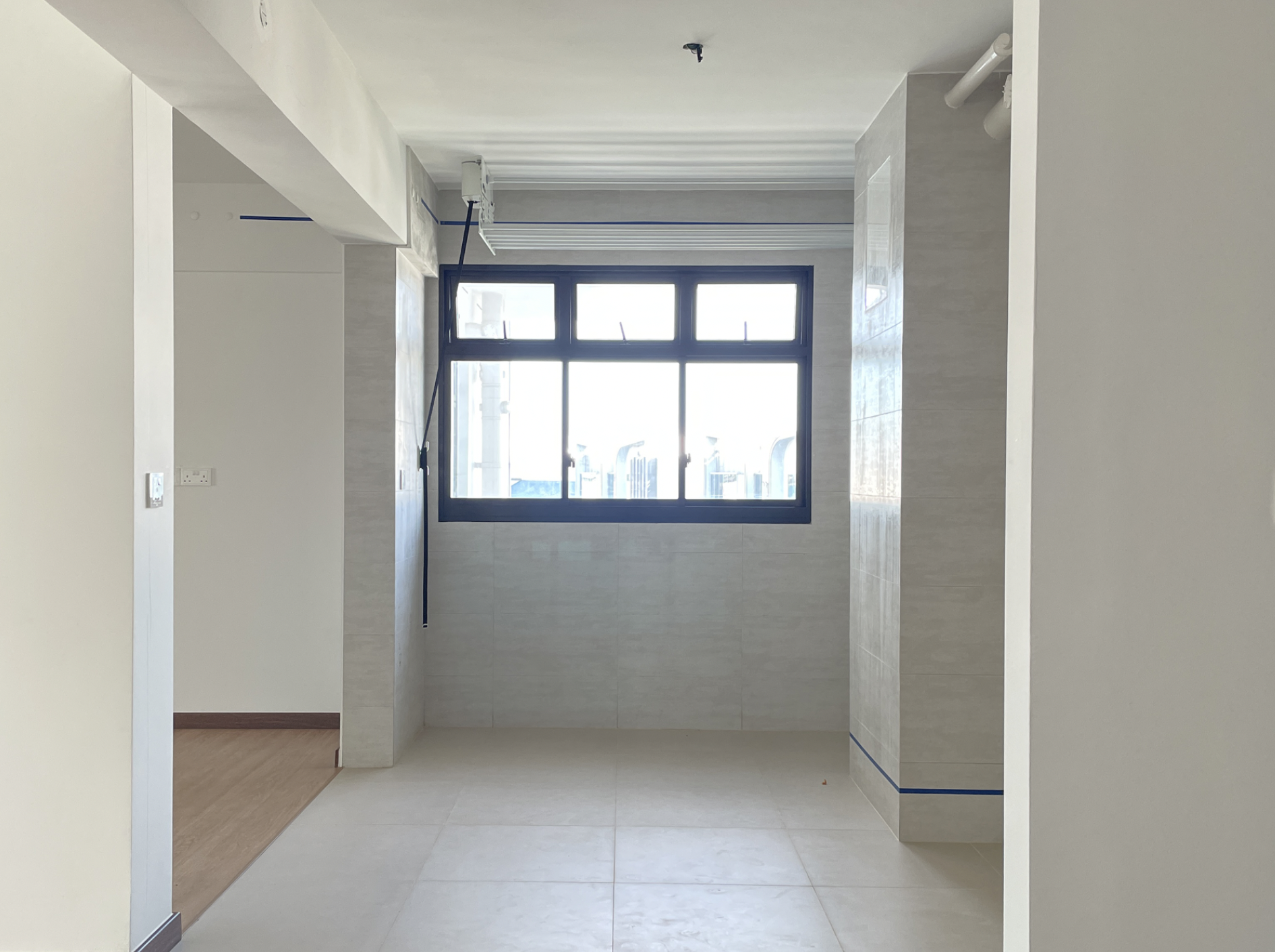 Small Kitchen, Big Functionality: 3-in-1 Kitchen, Coffee & Bfast Bar - Modern minimalist bathroom, spacious interior