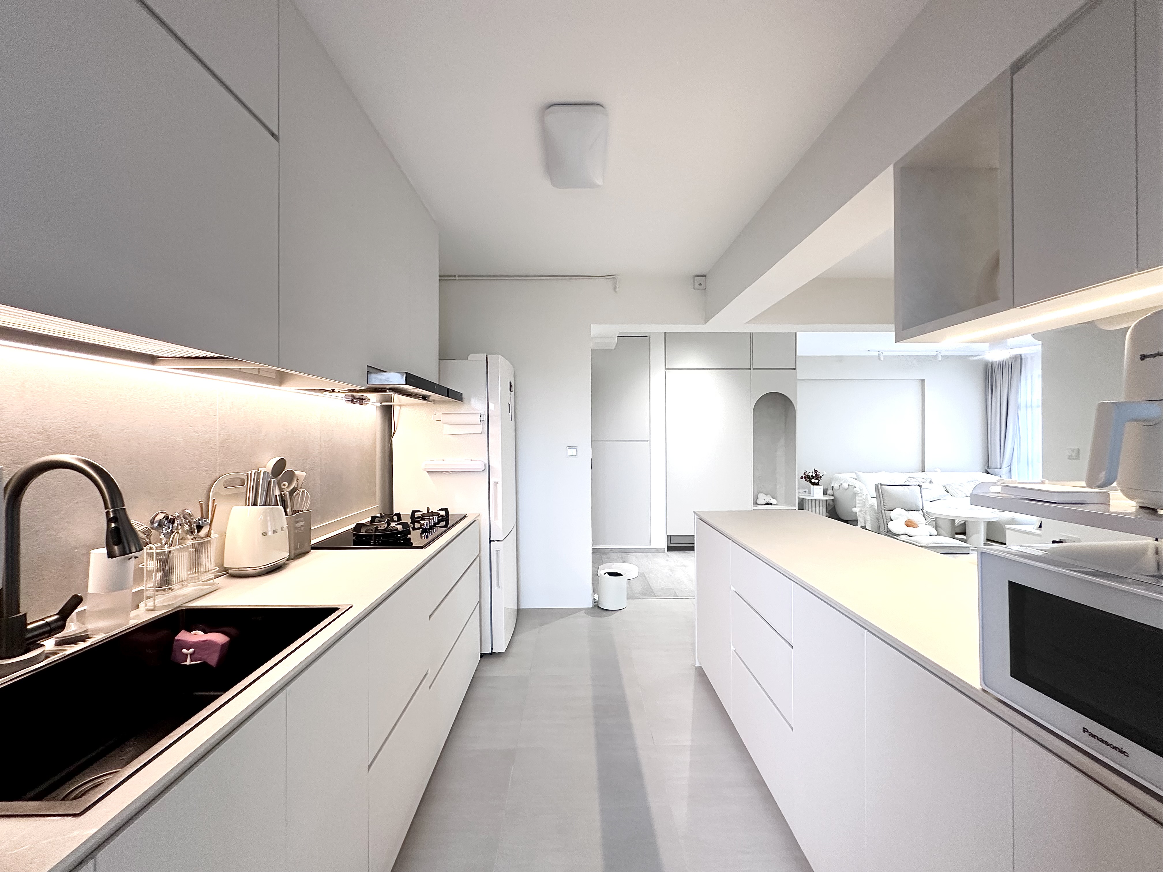 Simple Spaces: Minimalistic full white and grey open-concept kitchen - Modern kitchen with sleek white cabinets, stainless
