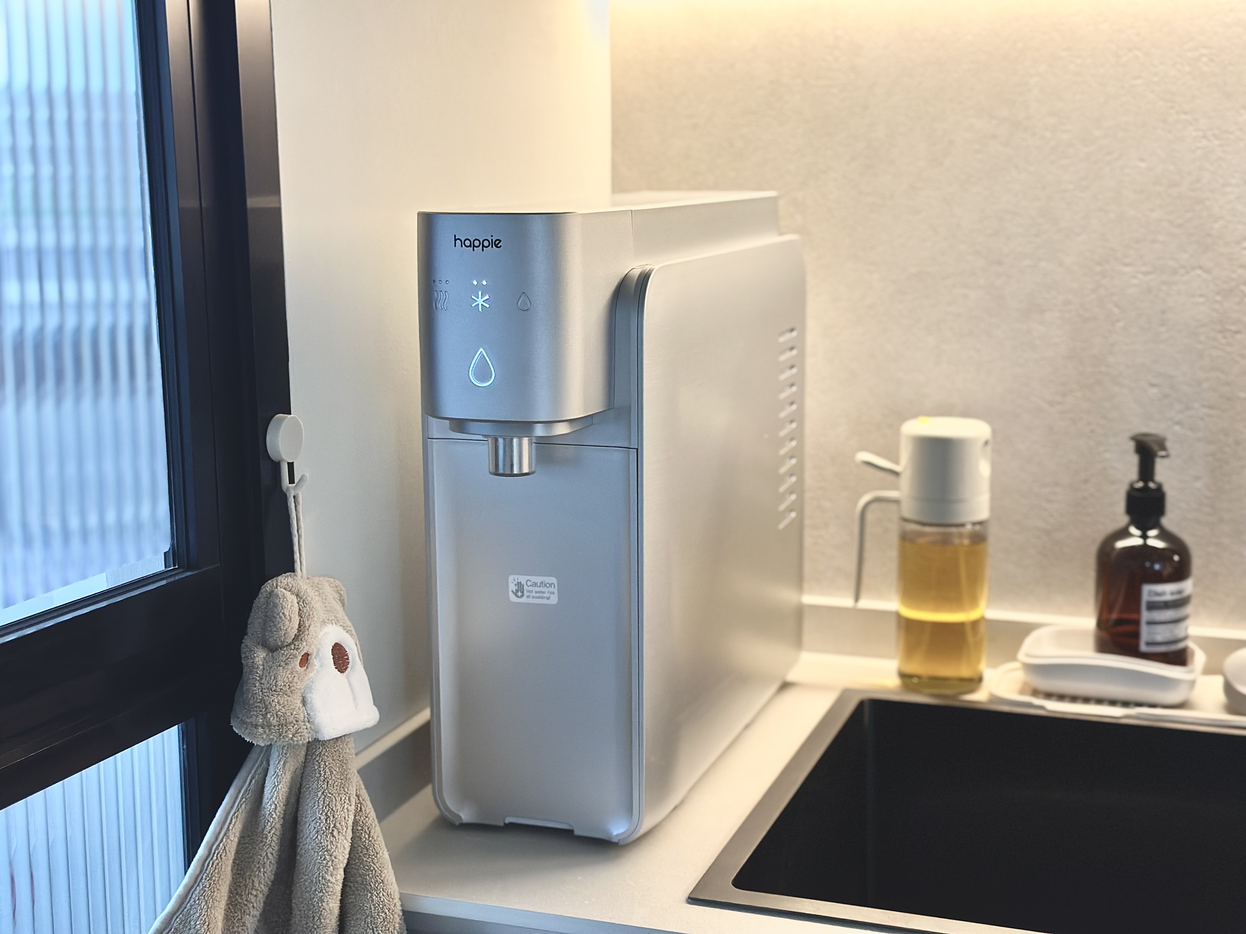 Simple Spaces: Minimalistic full white and grey open-concept kitchen - smart water dispenser, modern kitchen, hygienic water