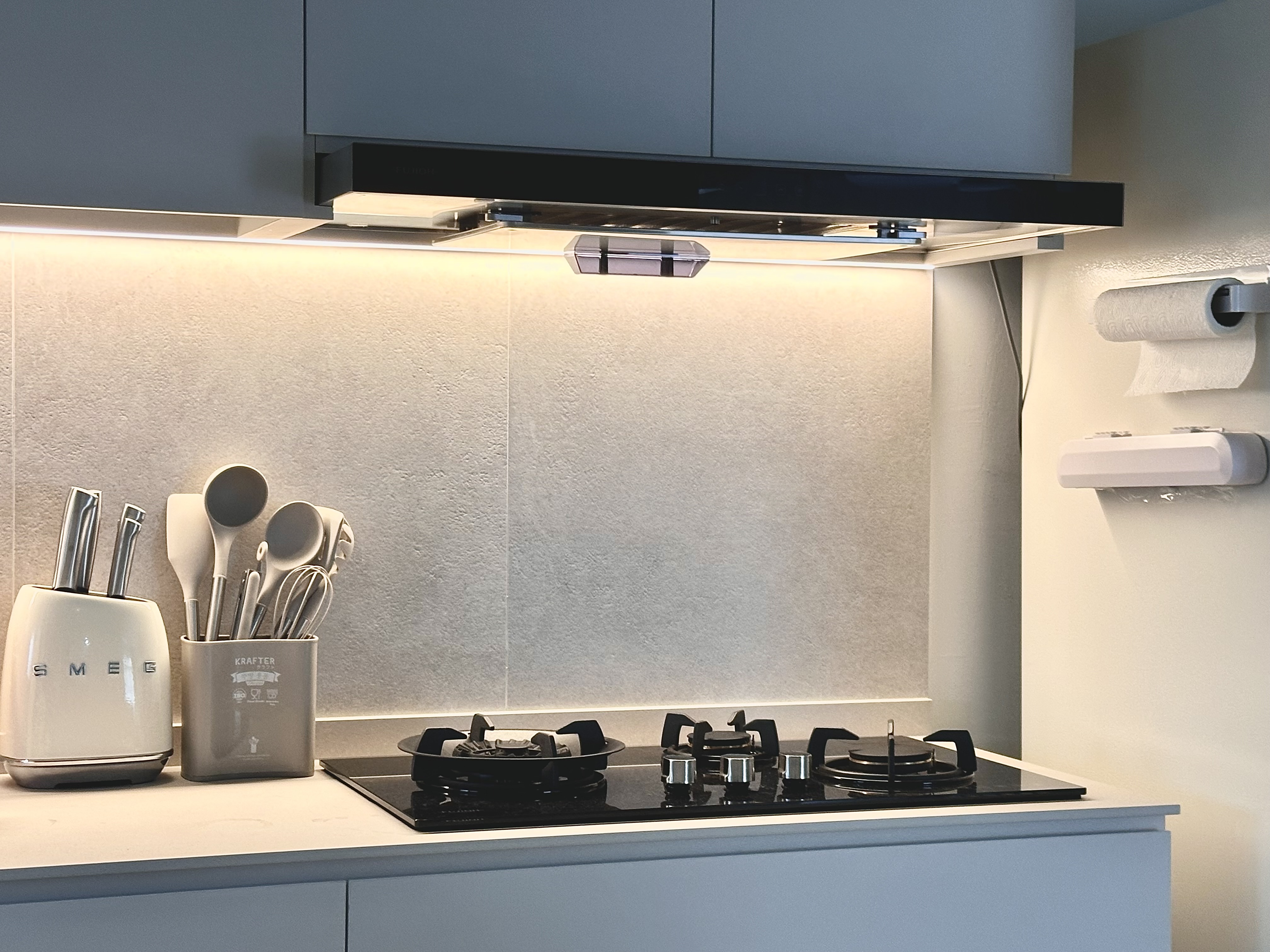 Simple Spaces: Minimalistic full white and grey open-concept kitchen - White kitchen appliances, sleek backsplash, modern