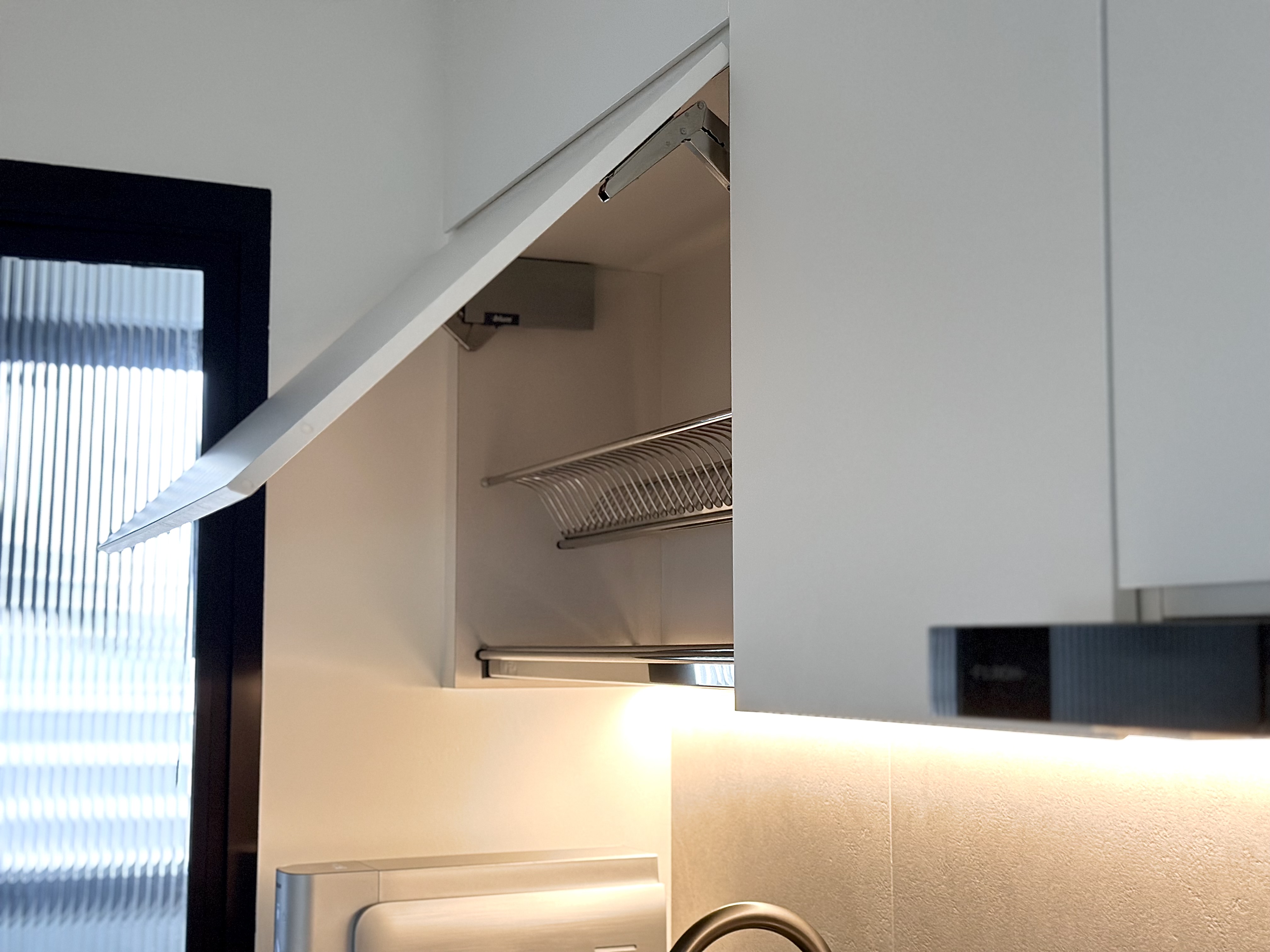 Simple Spaces: Minimalistic full white and grey open-concept kitchen - Kitchen cabinet, open shelf, stainless steel rack