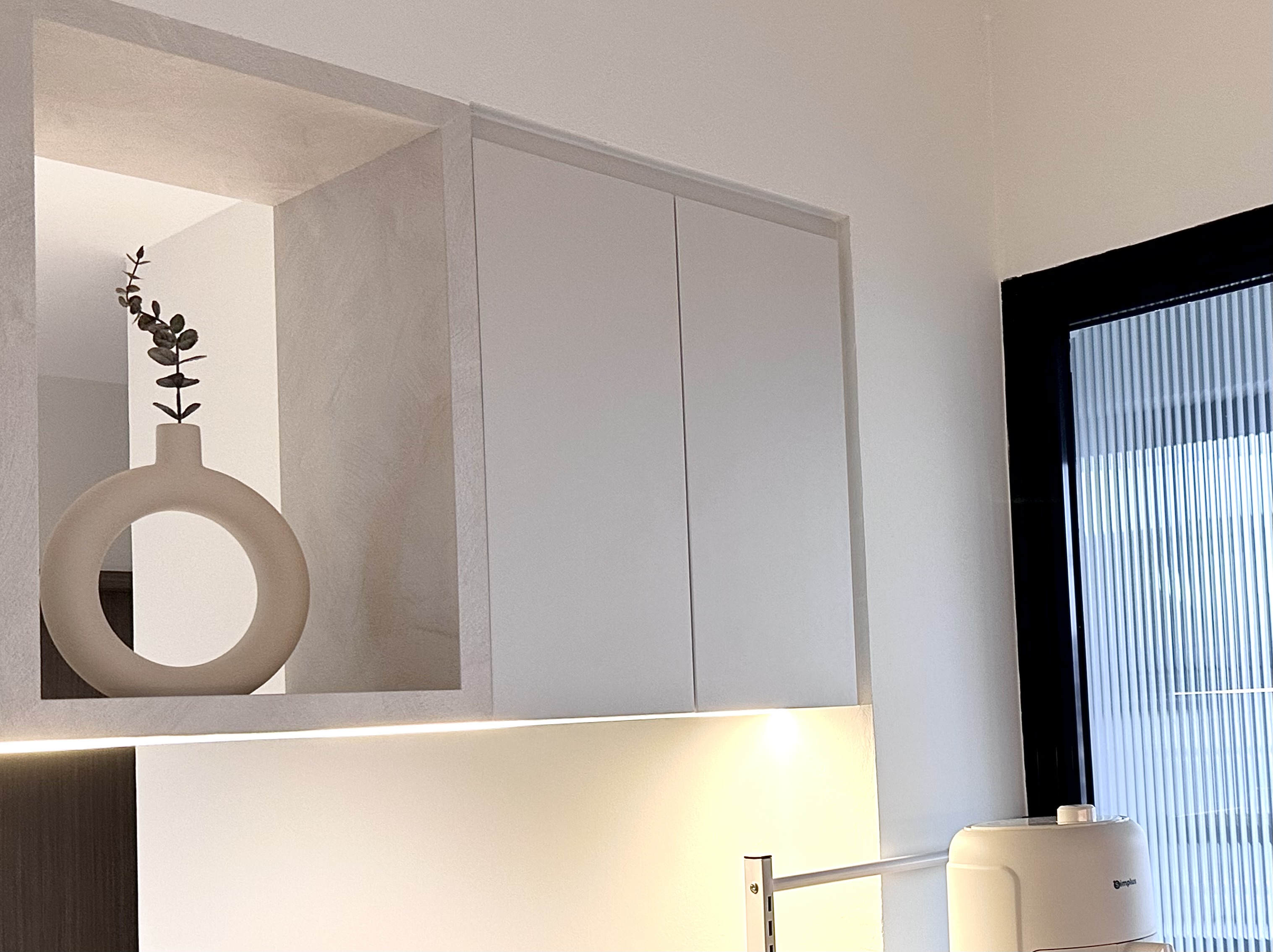 Simple Spaces: Minimalistic full white and grey open-concept kitchen - Modern minimalist design, sleek white cabinets