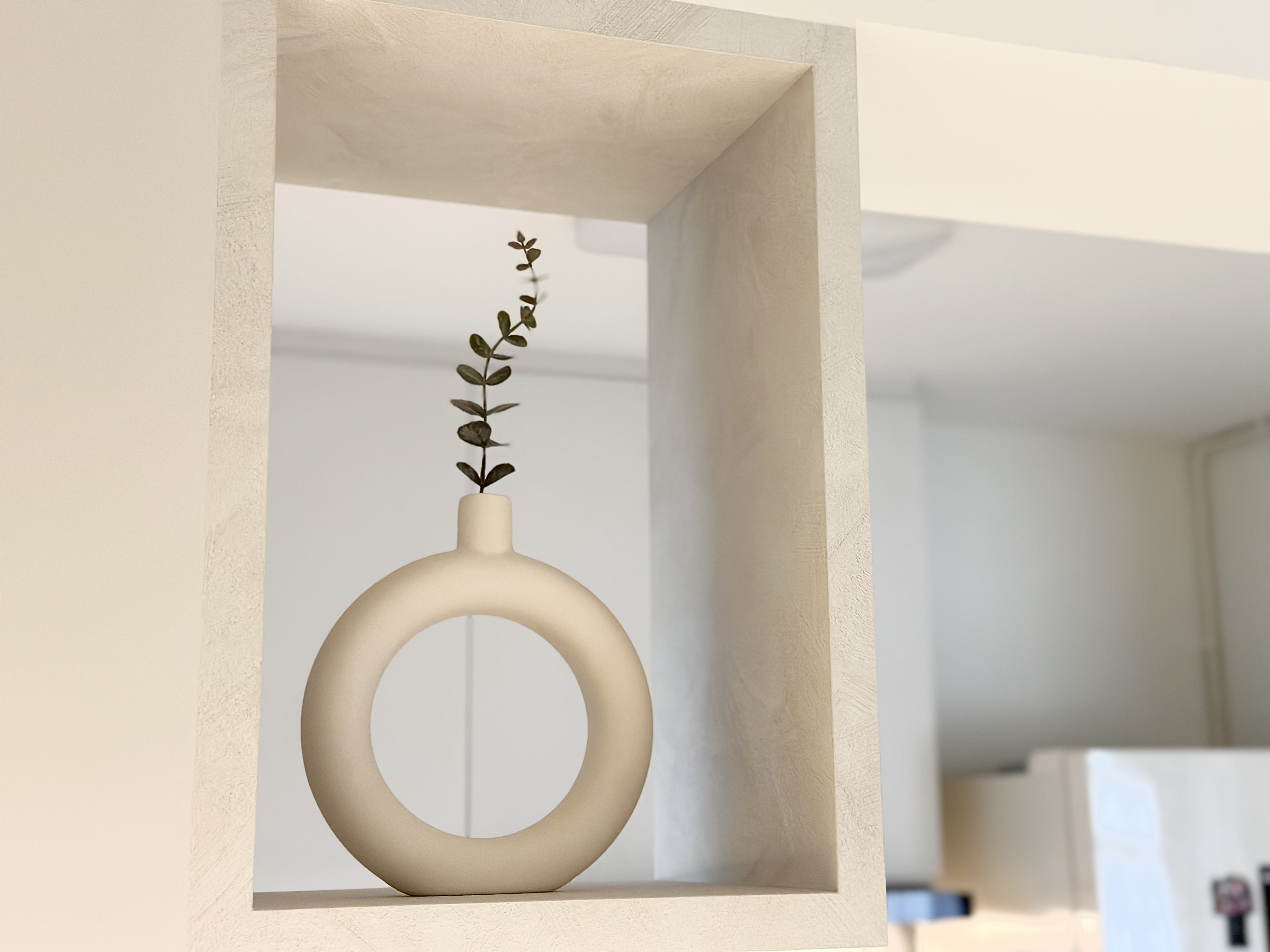 Simple Spaces: Minimalistic full white and grey open-concept kitchen - modern minimalist decor, abstract art piece, geometric