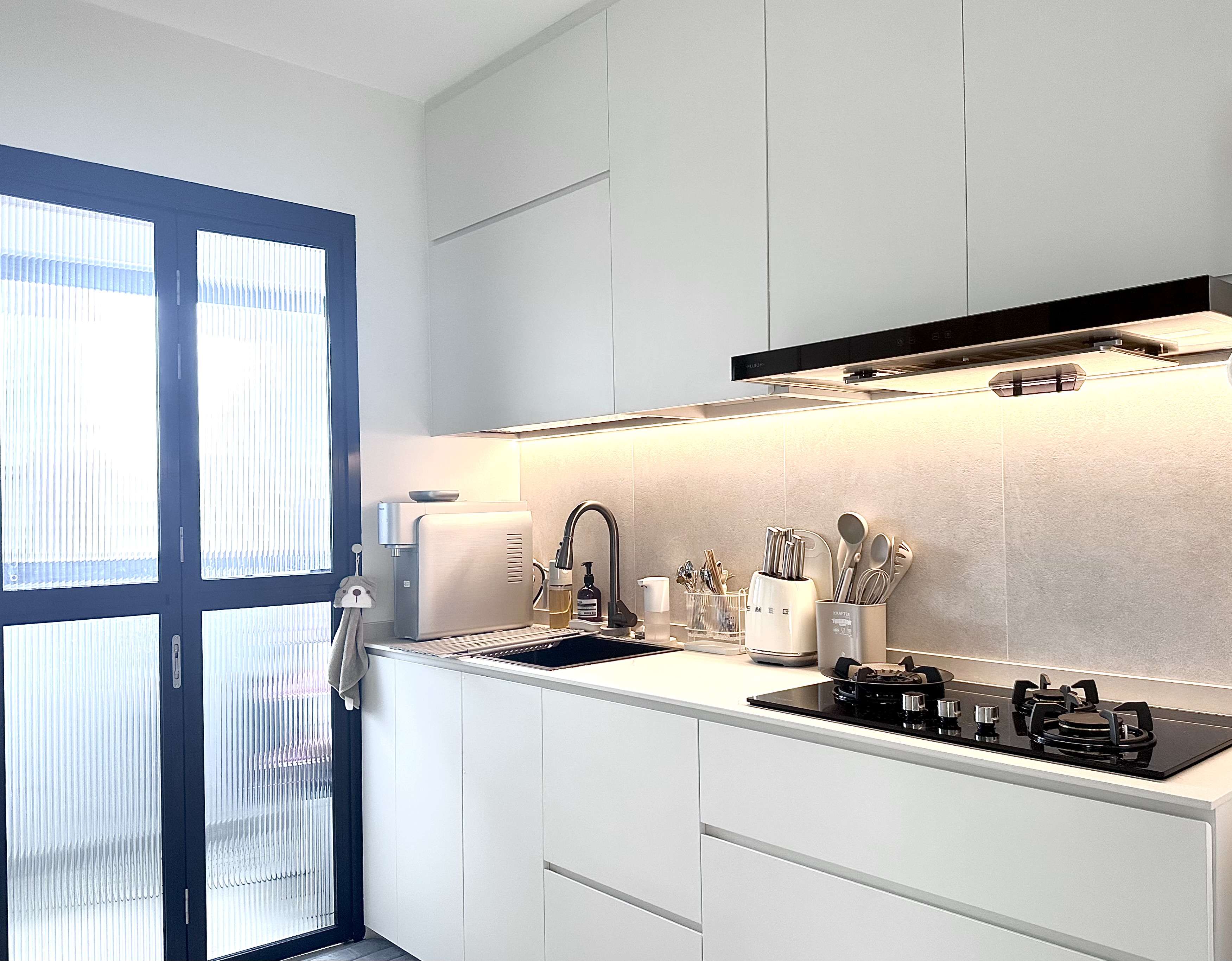 Simple Spaces: Minimalistic full white and grey open-concept kitchen - Modern kitchen with sleek white cabinets, stainless