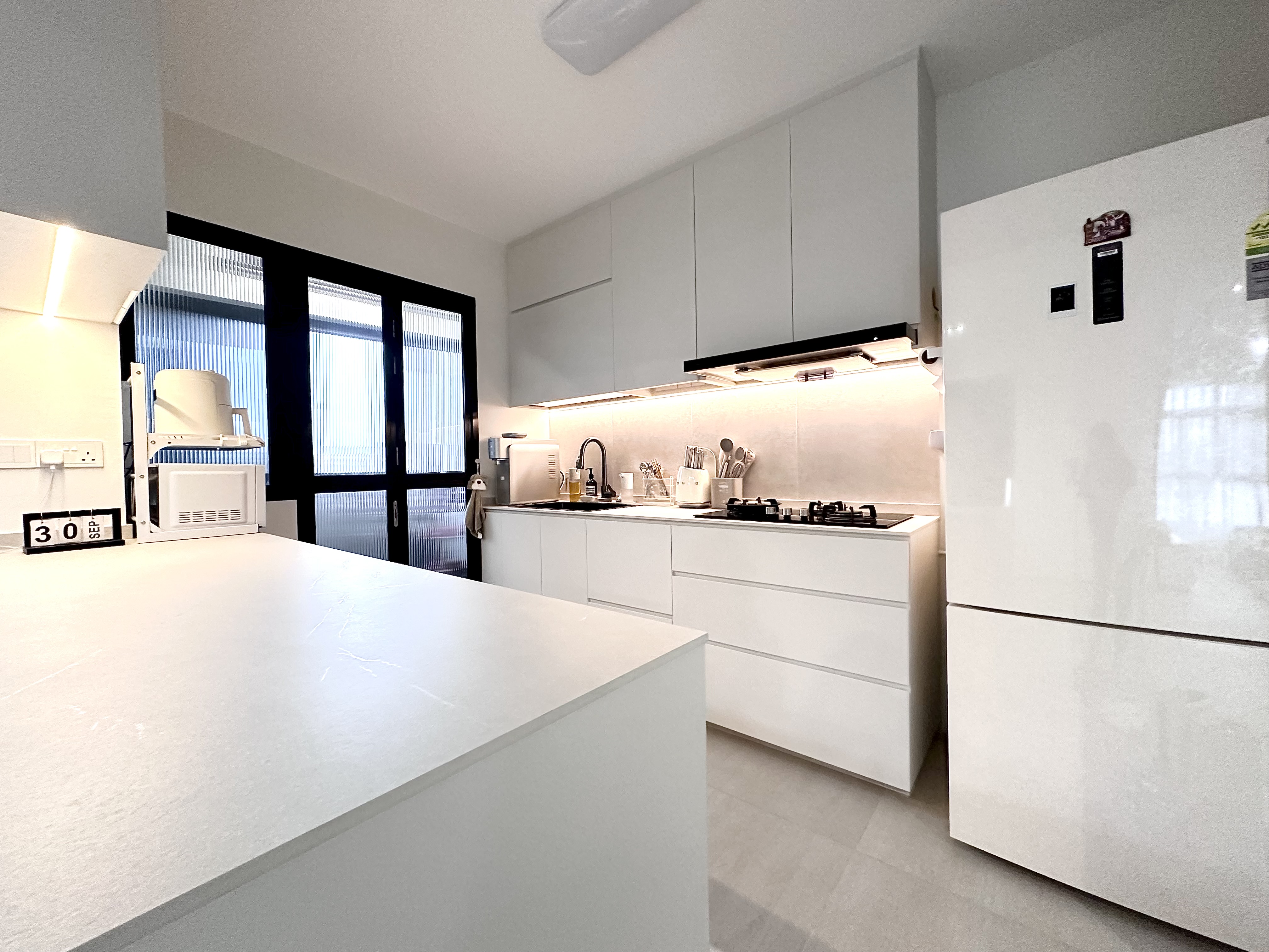 Simple Spaces: Minimalistic full white and grey open-concept kitchen - Modern kitchen with sleek white cabinetry, minimalist
