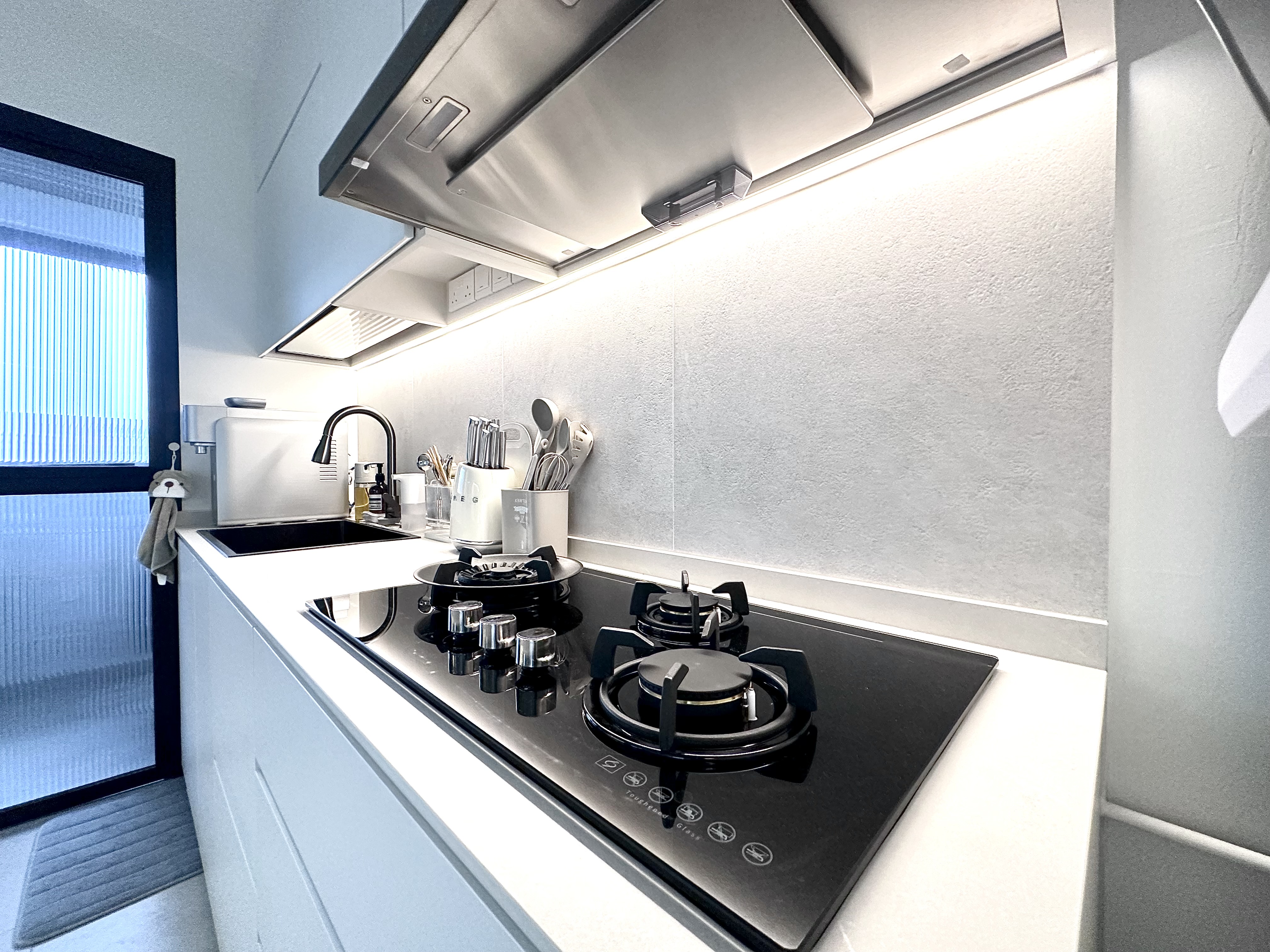 Simple Spaces: Minimalistic full white and grey open-concept kitchen - Modern kitchen with sleek stainless steel appliances