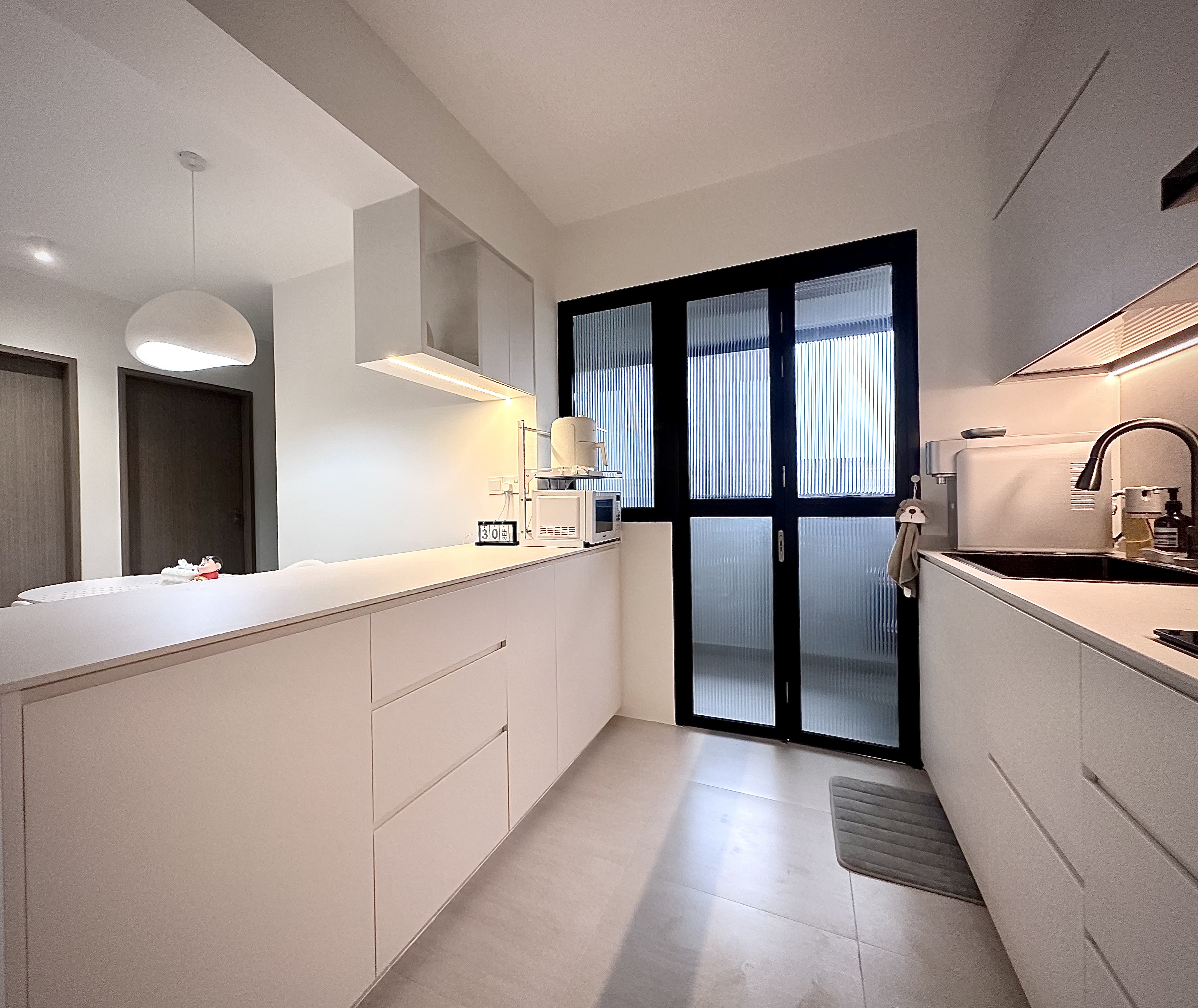 Simple Spaces: Minimalistic full white and grey open-concept kitchen - Modern kitchen with sleek white cabinetry, minimalist