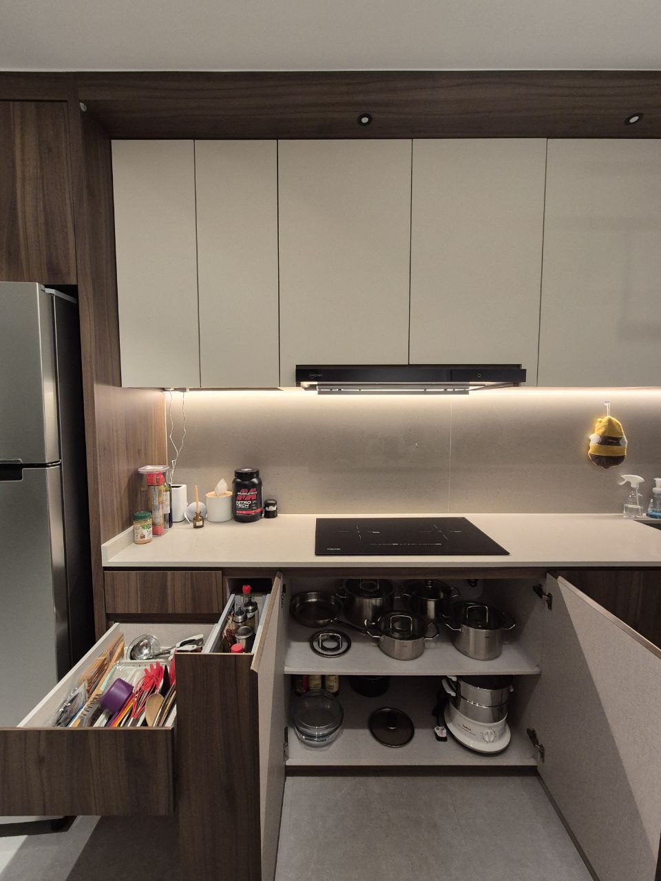 Kitchen: 50 questions to answer before your kitchen renovation starts! - Wooden cabinets, stainless steel refrigerator