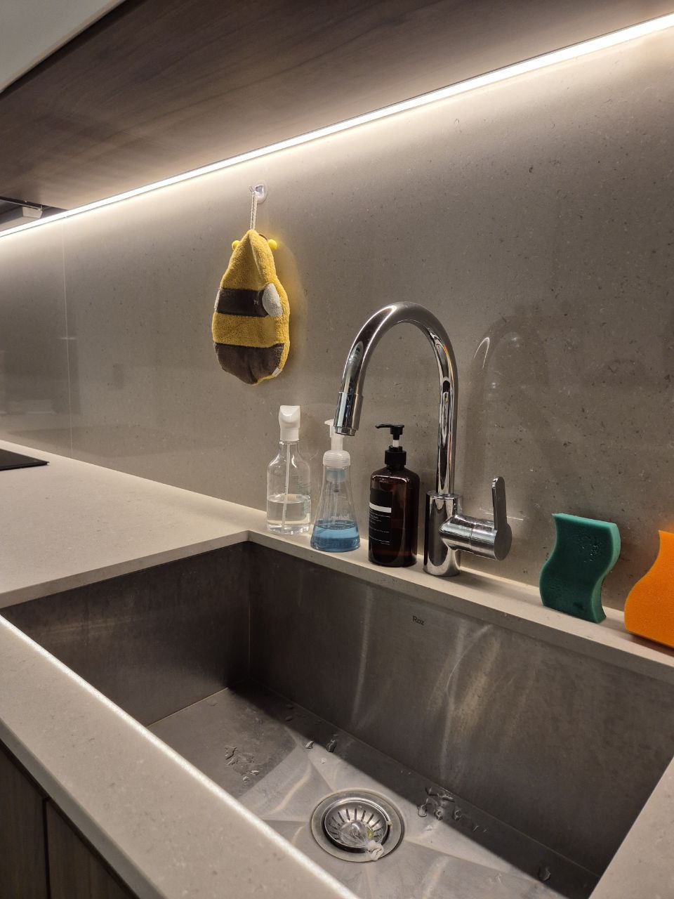 Kitchen: 50 questions to answer before your kitchen renovation starts! - Modern kitchen sink, minimalist design, sleek