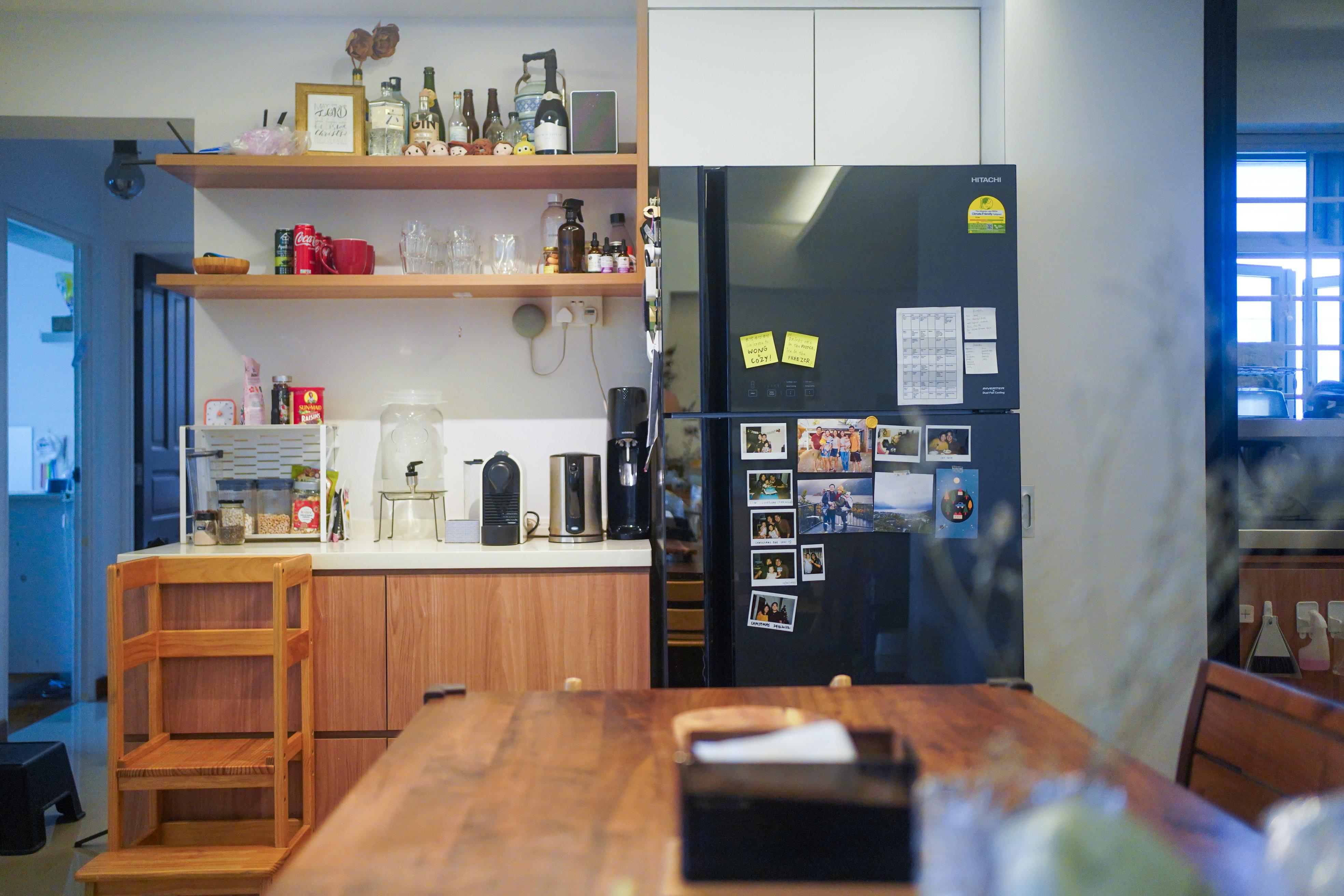 A Compact, Kid-Friendly Kitchen Without a Service Yard - Wooden kitchen shelves, black refrigerator, yellow sticky notes