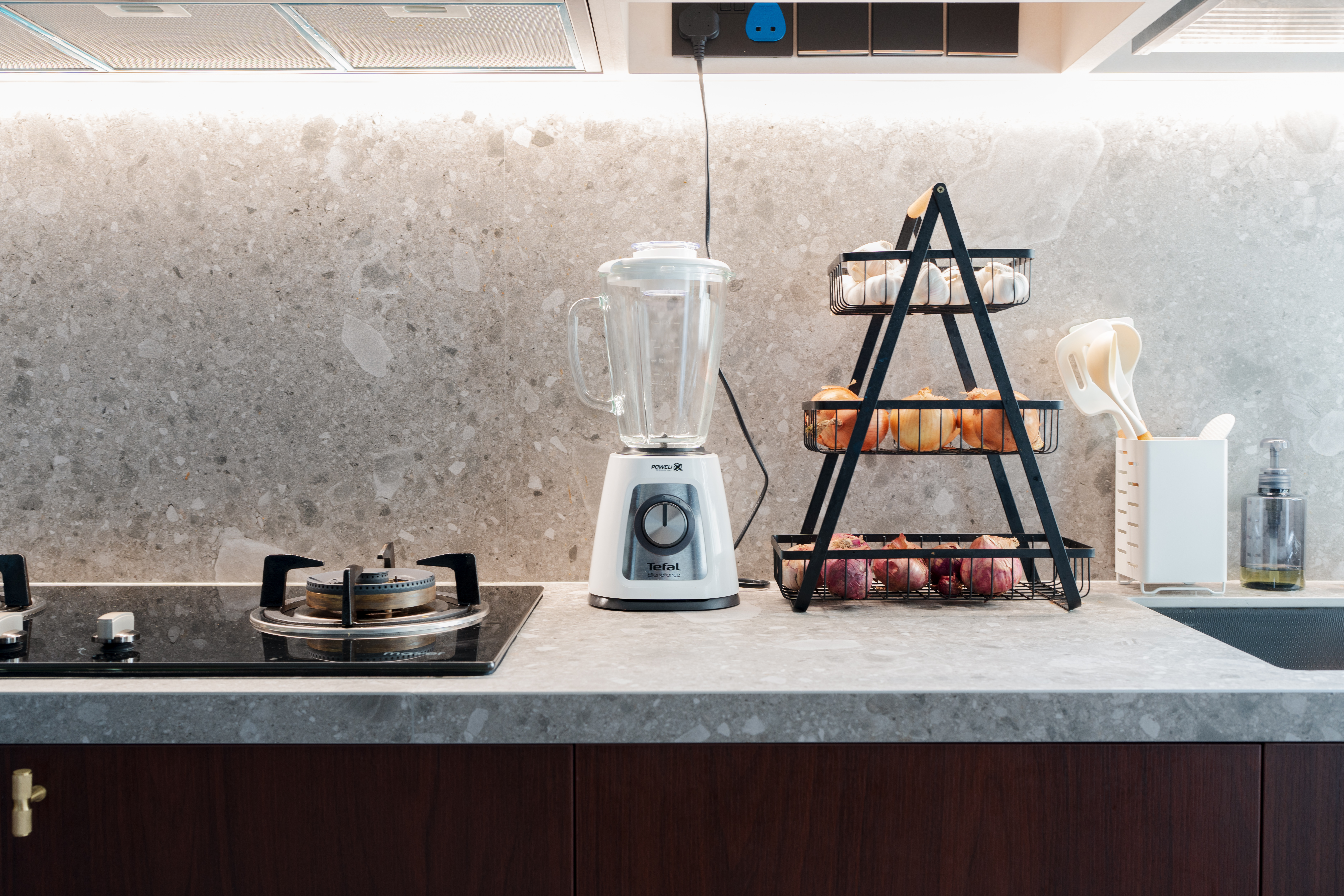 Our open concept kitchen: Warm wood meets terrazzo! ✨🤍 - Modern kitchen countertop, blender, electric kettle, gas stove