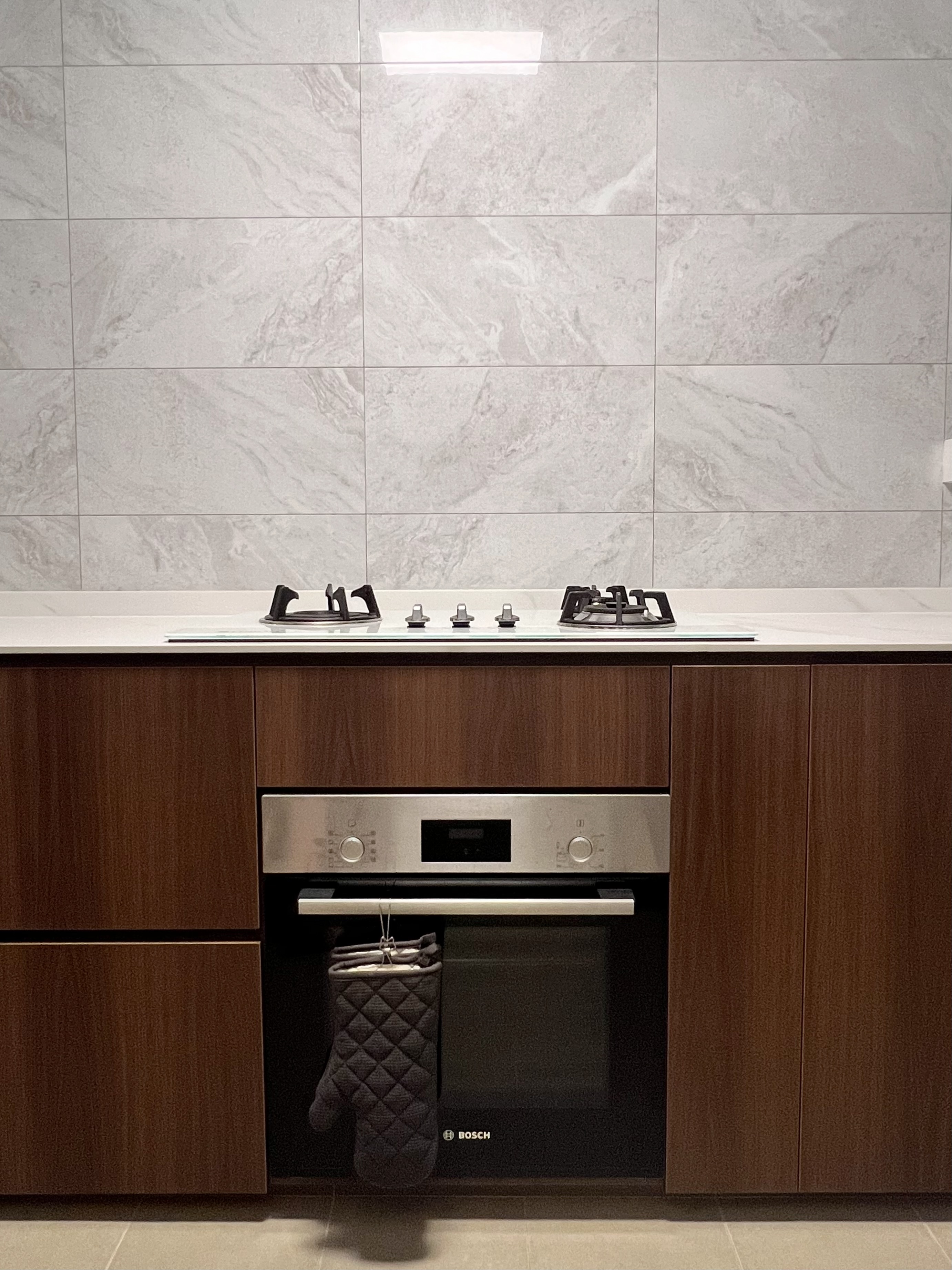 Less-is-More:-Creating-a-Kitchen-Without-a-Hood-or-Overhanging-Rack